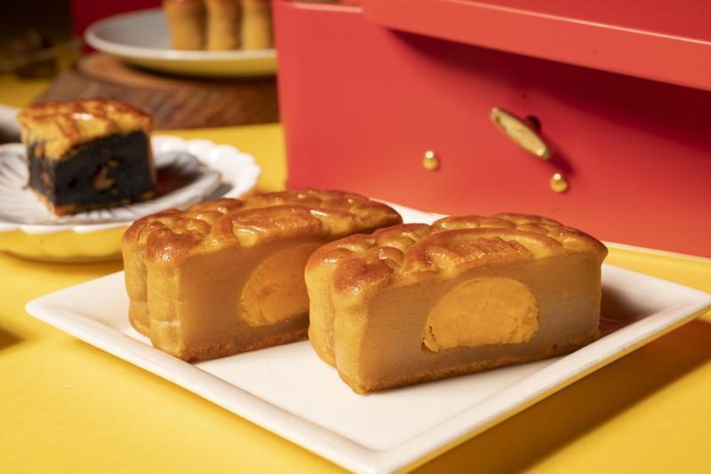 白蓮蓉雙黃與棗泥核桃是港式經典,另外像是XO干貝、牛奶紅豆栗子則是此次圓山大飯店的創意之作。