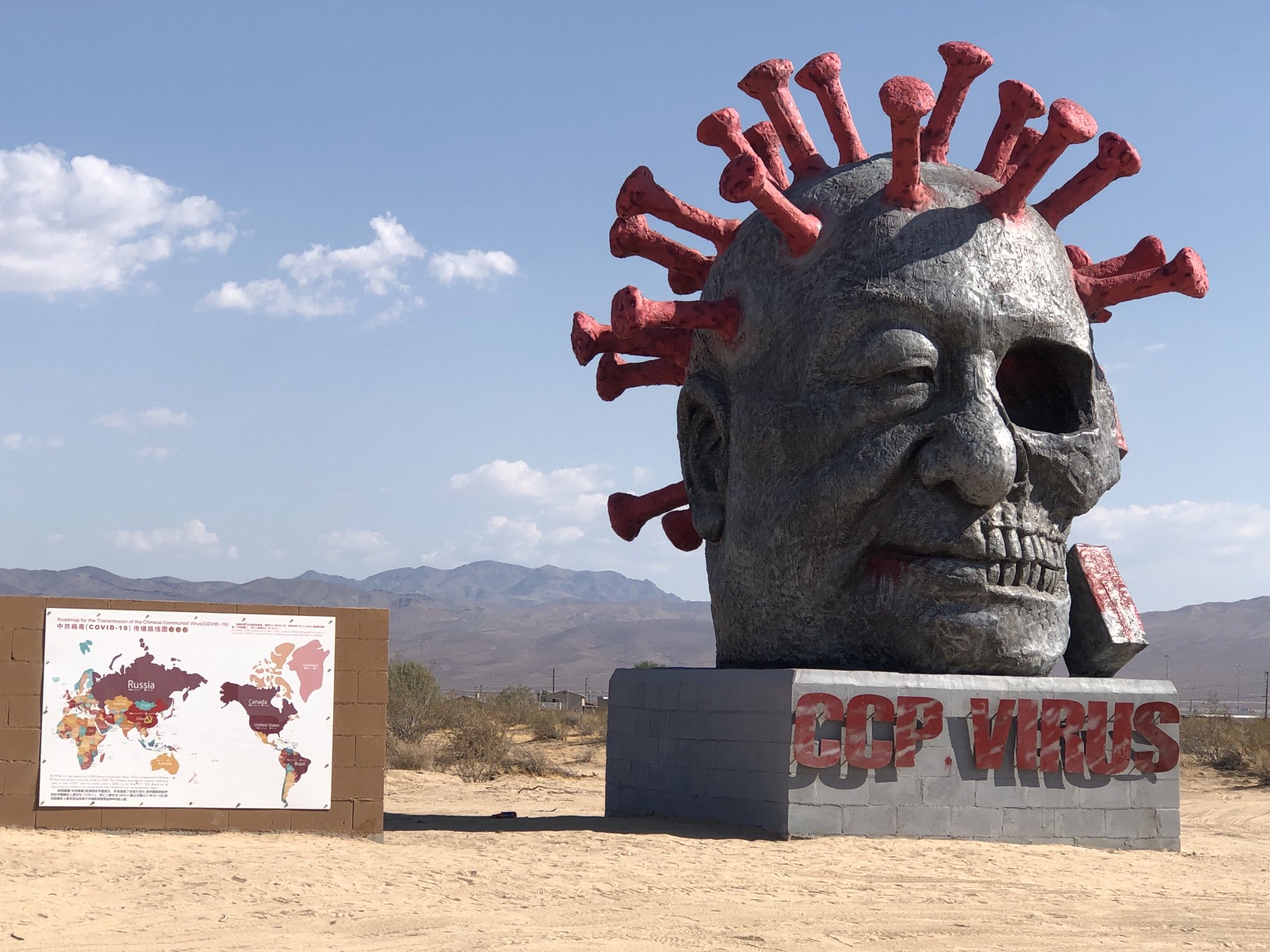 佇立在美國加州自由雕塑公園中的巨大「習近平中共病毒」雕像。（翻攝陳維明推特）