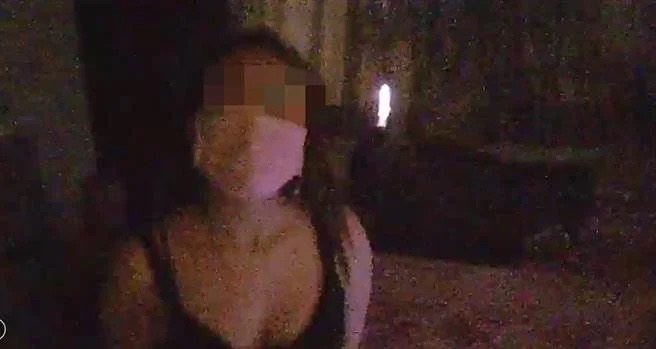 外籍女子以1,700元的價格從事半套性服務。（翻攝畫面）