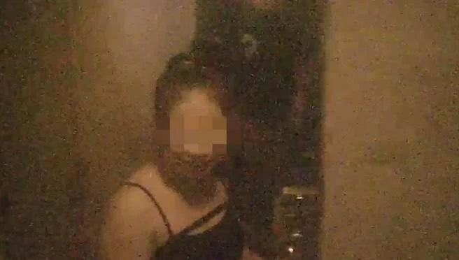 民眾根據色情訊息登門，迎客的卻是身材沃腴的「超熟齡」大媽收費2,000元。（翻攝畫面）