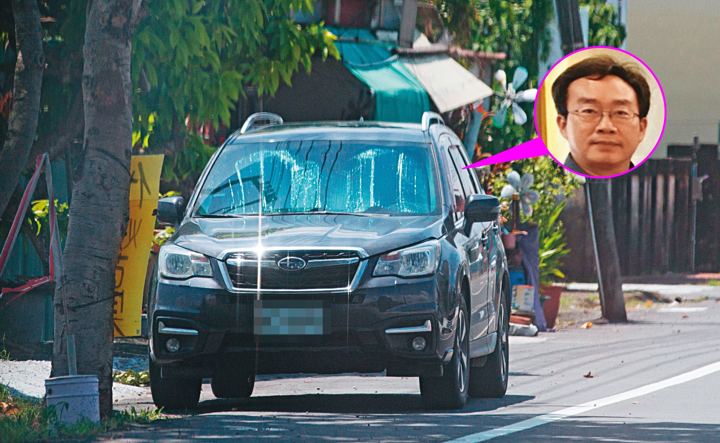 黃信融用遮陽墊遮住擋風玻璃，與H女平躺在前座，獨處1個多小時。