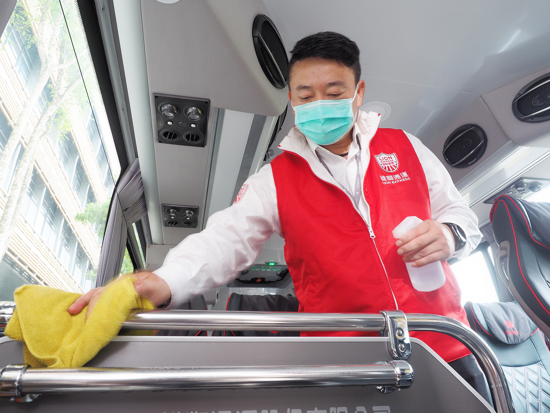 順應全台疫情警戒降二級，旅行社推出的國內團體行程，除了全程「間隔座」外，每輛車在出發前都會進行全車消毒，量測旅客體溫，出團皆採個人餐。（雄獅旅遊提供）