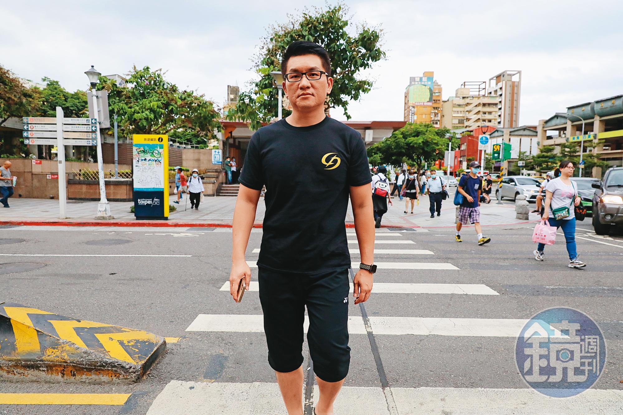 童仲彥近日除了下海拍片當AV男優，還主動加入罷昶行動當志工。