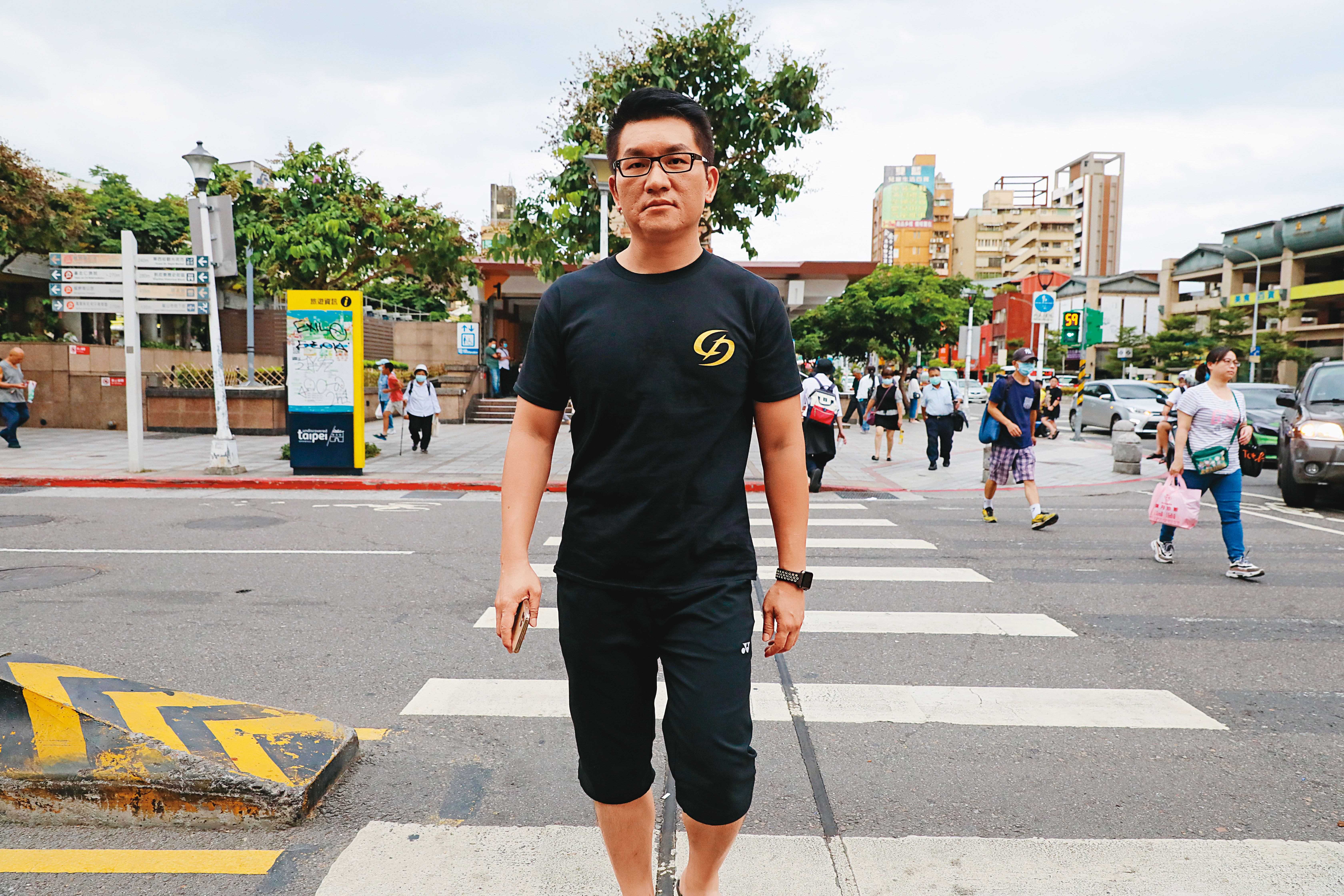 童仲彥近日除了下海拍片當AV男優，還主動加入罷昶行動當志工。