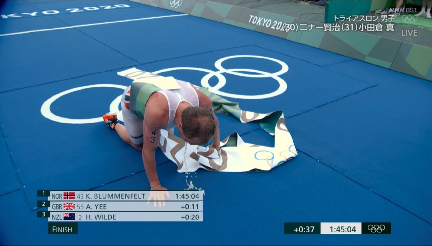 鐵人三項選手完賽後直接跪地嘔吐。（翻攝NHK畫面）