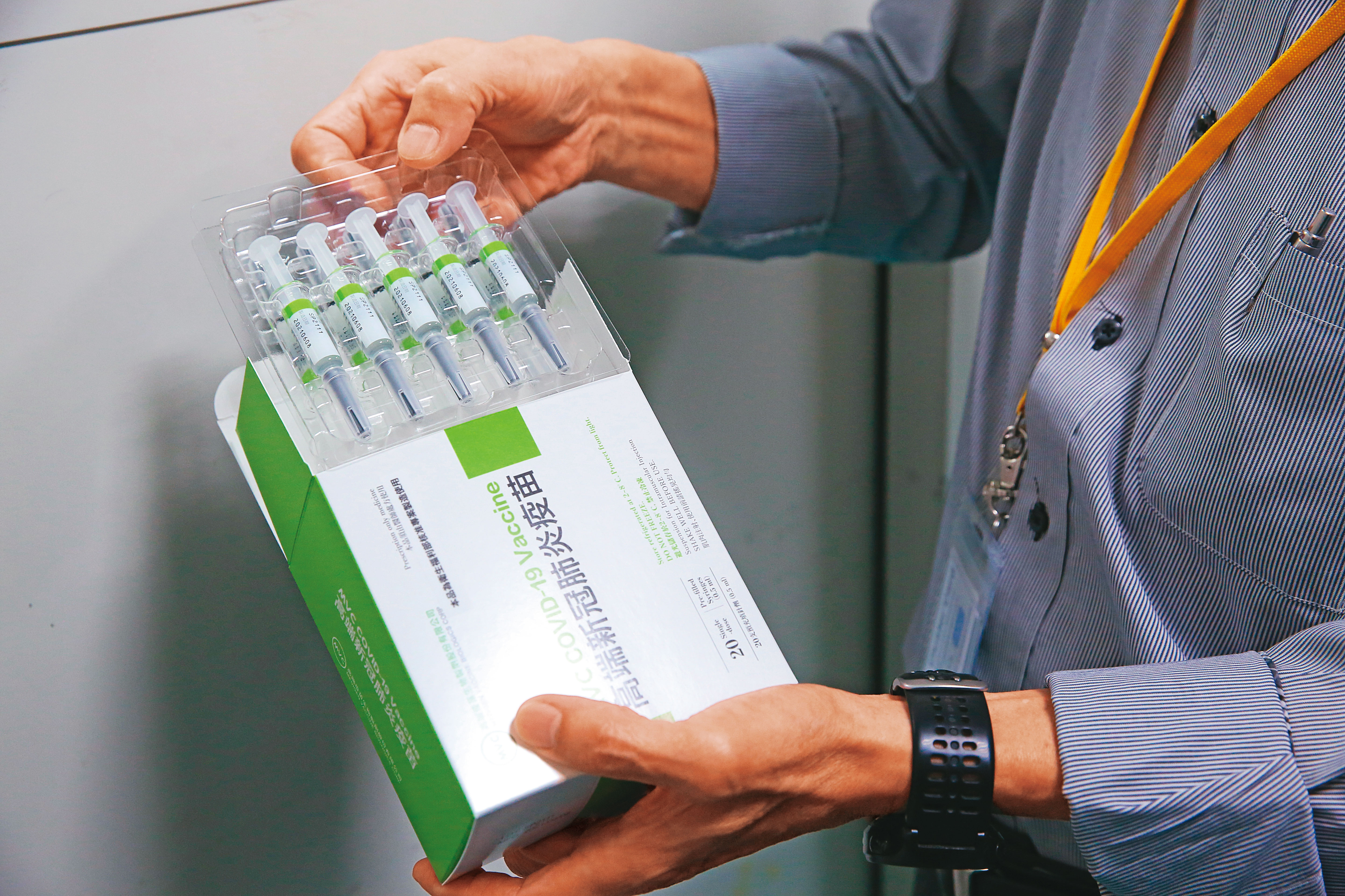 指揮中心日前宣布，國產高端疫苗通過緊急使用授權，引發各方熱議。