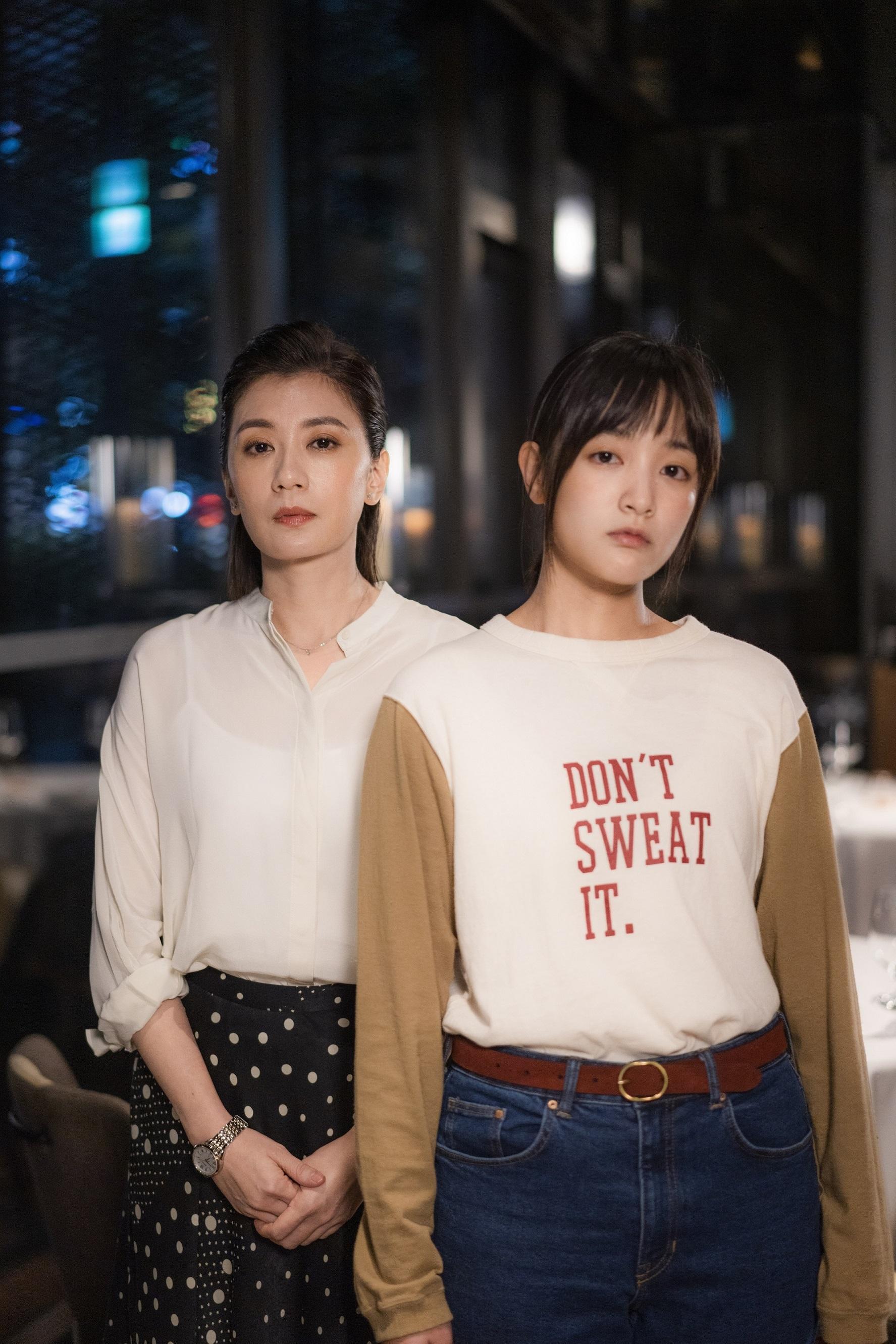 賈靜雯(左)與王淨(右)在《瀑布》中飾演母女。(華映提供)