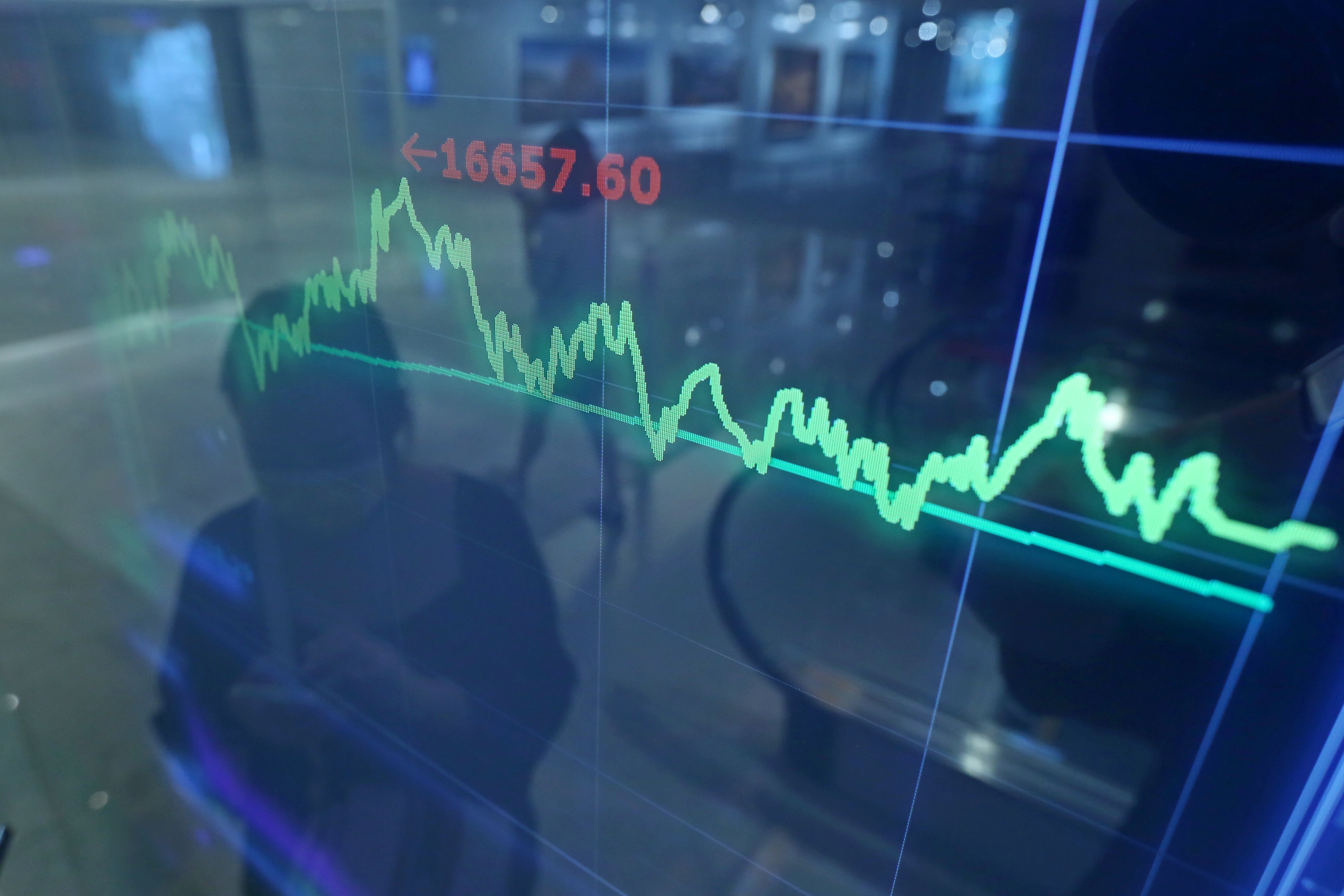 台股震盪劇烈，有網友分享自己把信用額度開到千萬來當沖，最後賠光，白忙一場，相當懊悔。