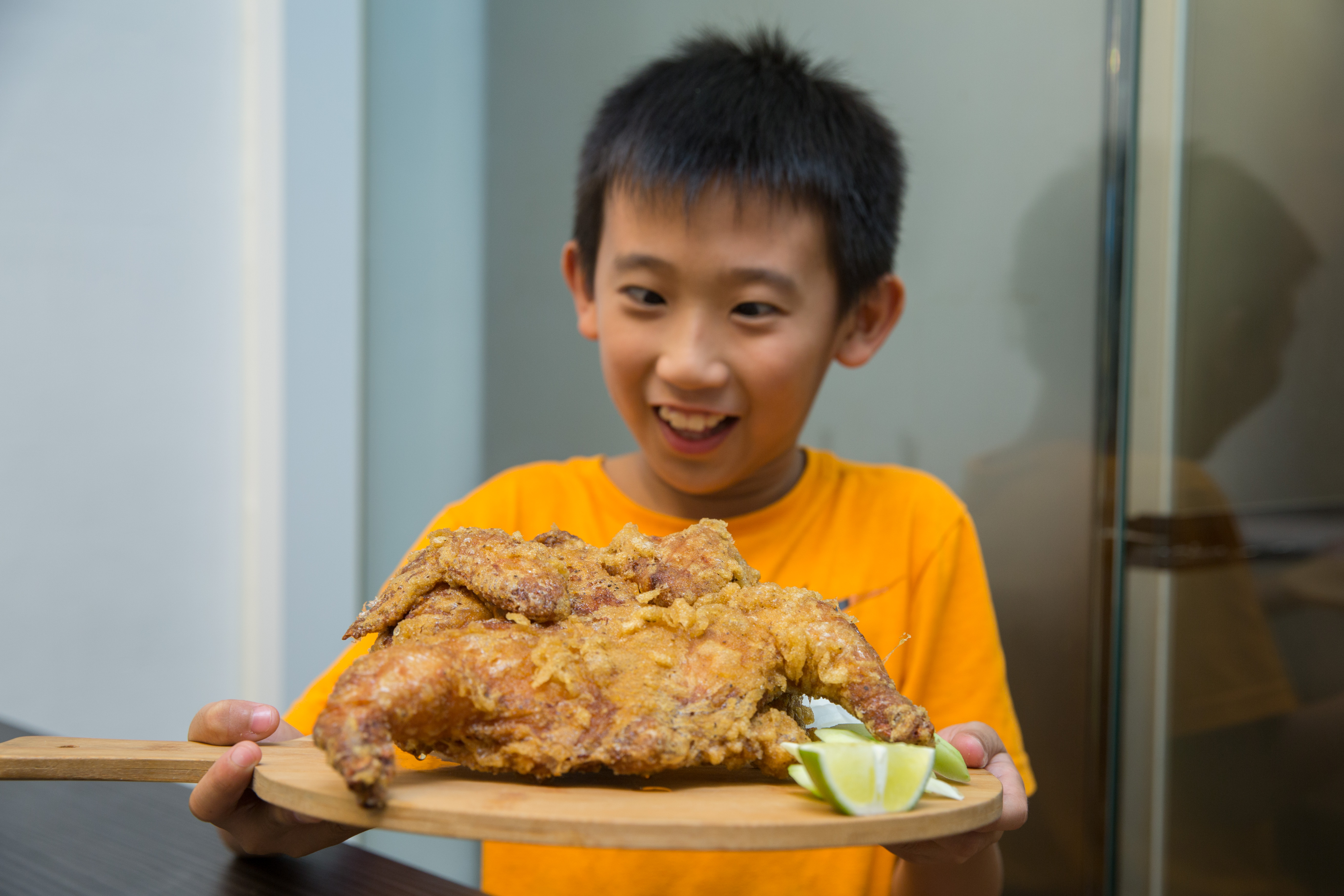 「spyci私宅咖哩炸雞店」的「黃金春雞」分量十足，居家防疫期間，適合外帶回家與家人共食。