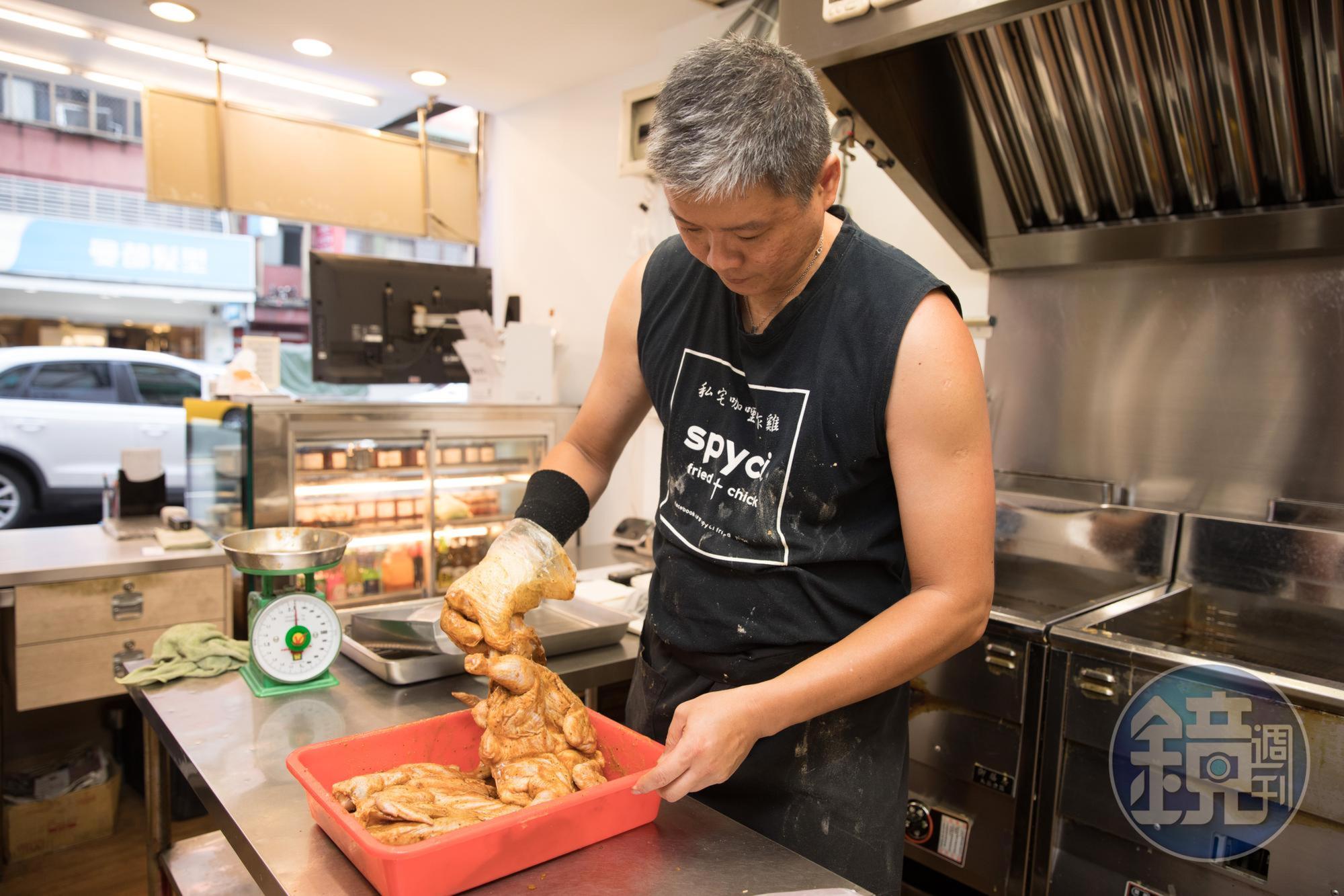 「 spyci 私宅咖哩炸雞店」老闆余國雄用馬來西亞咖哩粉等10幾種香料,做出家鄉口味的炸雞。