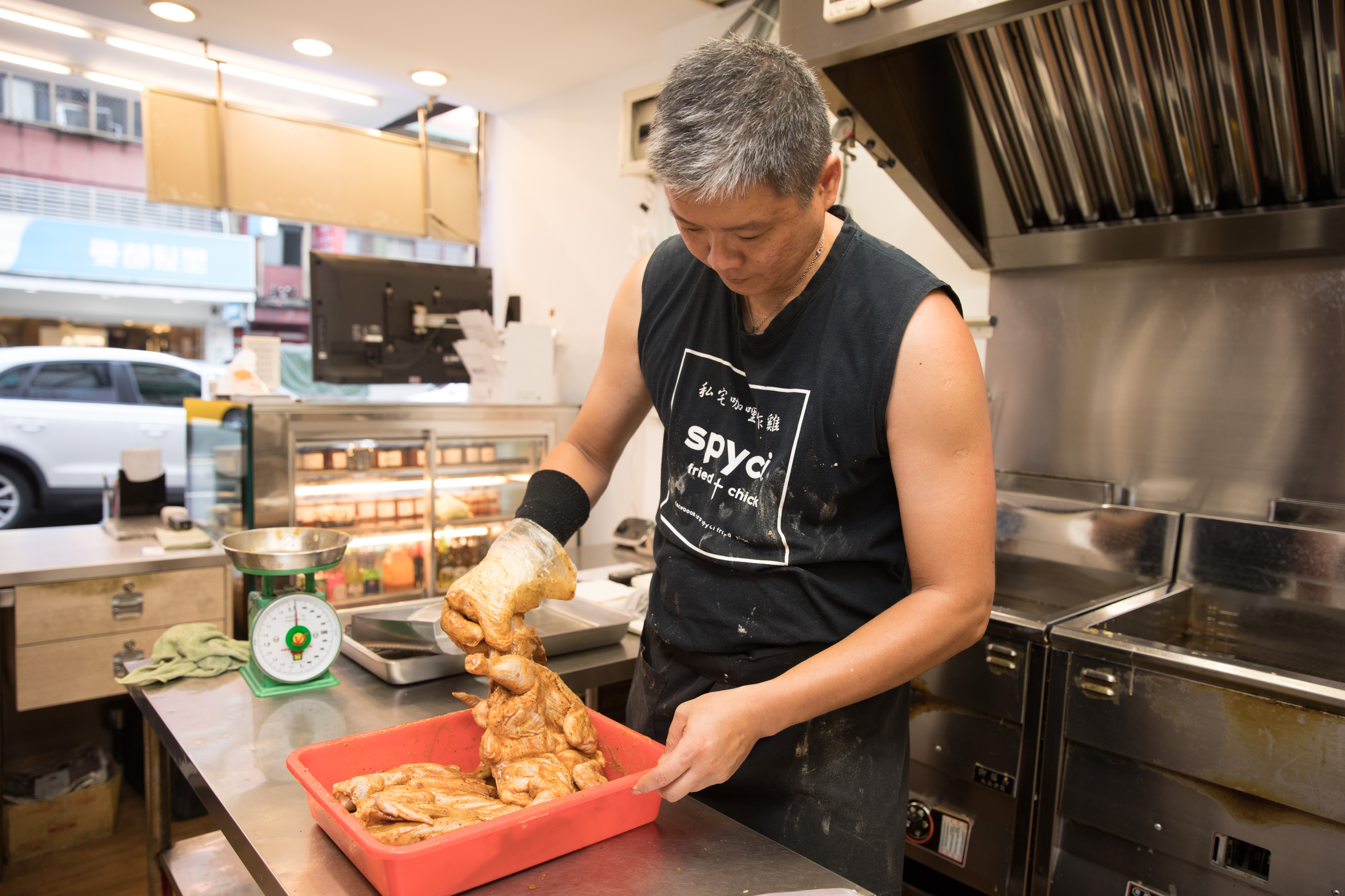 「 spyci 私宅咖哩炸雞店」老闆余國雄用馬來西亞咖哩粉等10幾種香料，做出家鄉口味的炸雞。