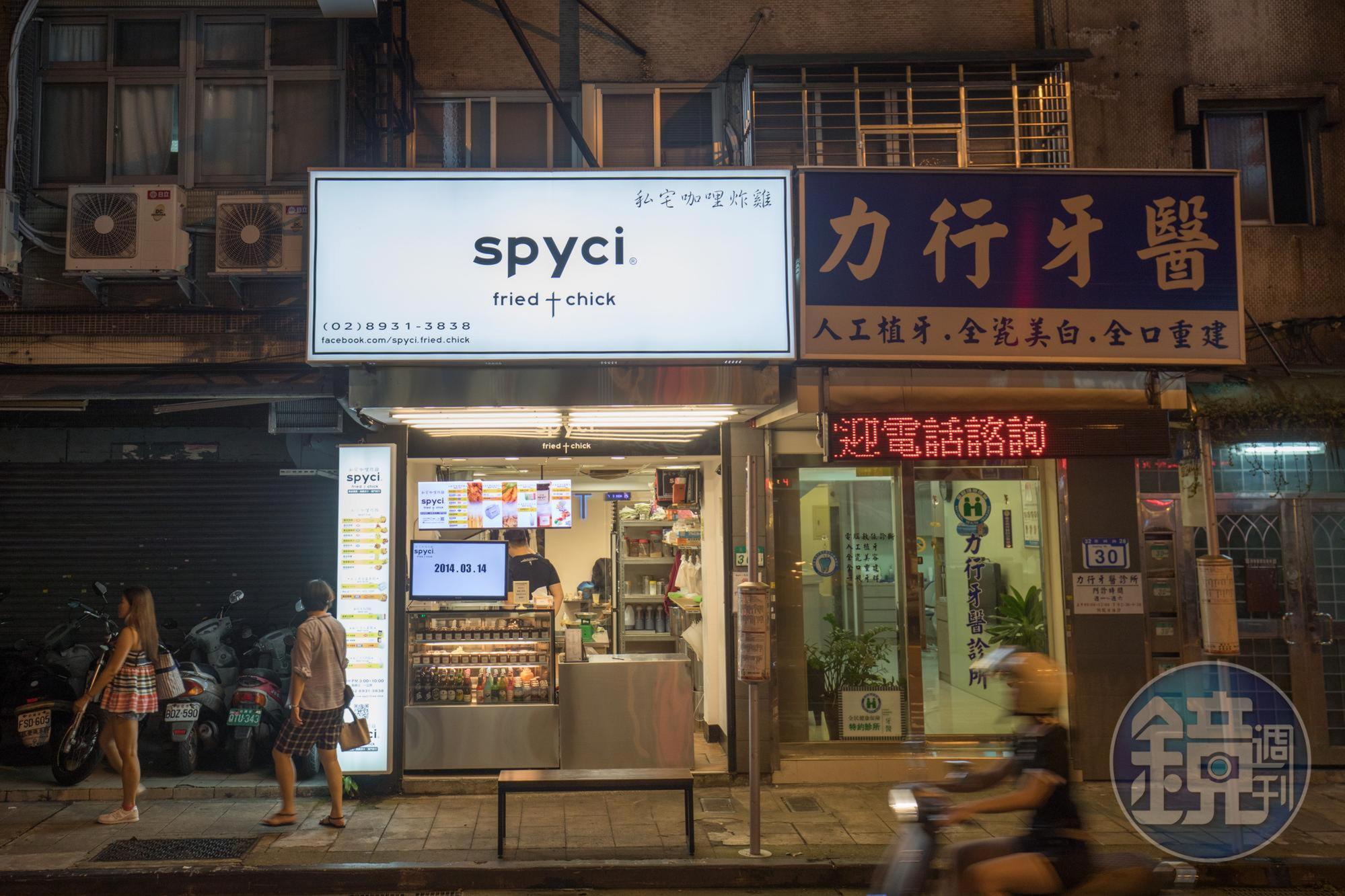 店前有公車站牌,炸雞香味常吸引等車的路人上門。