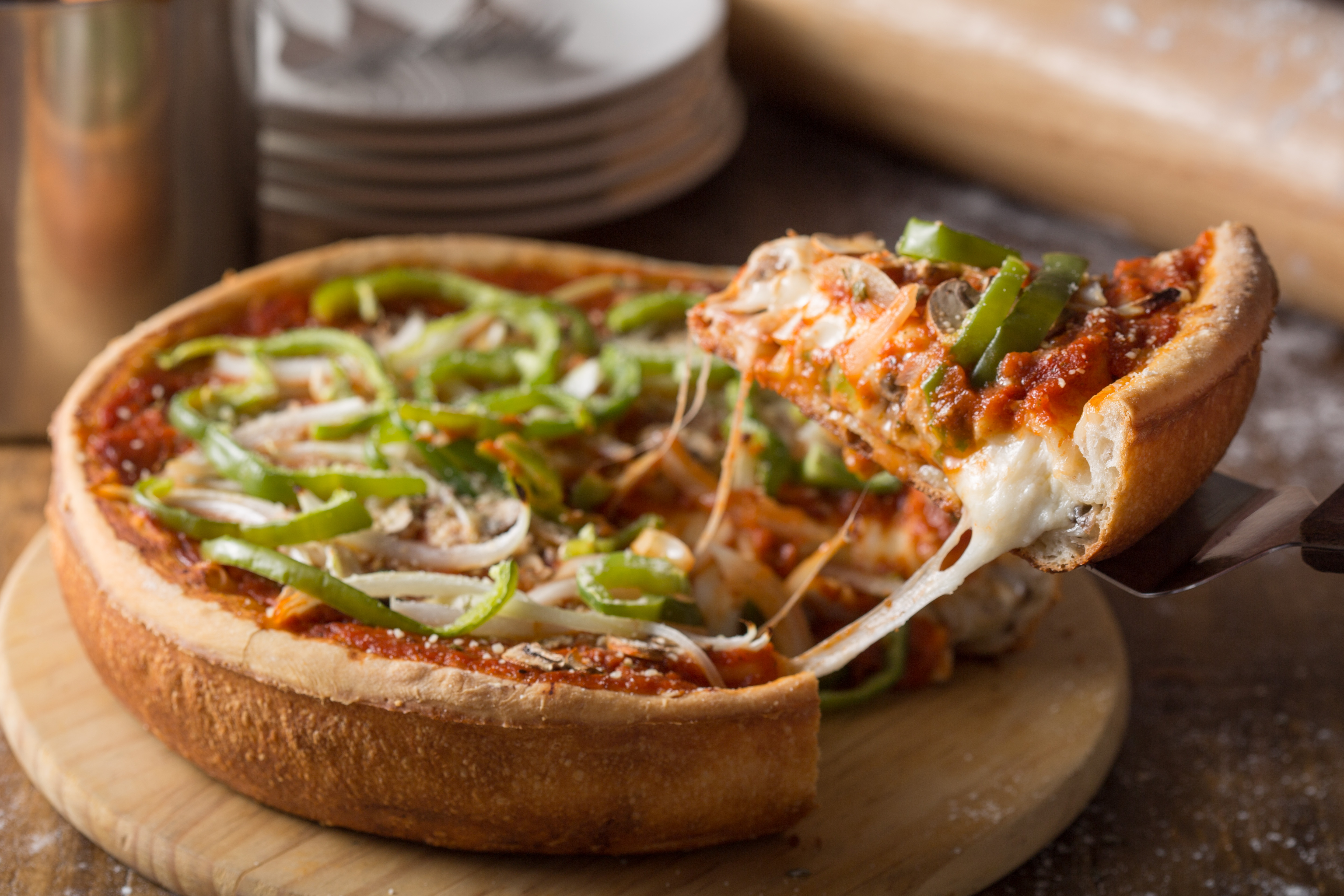 「Love at First Bite - Bakery Café」最招牌的料理「經典芝加哥深盤披薩」，厚達5公分，重量超過1公斤，適合3到4人一起分享。