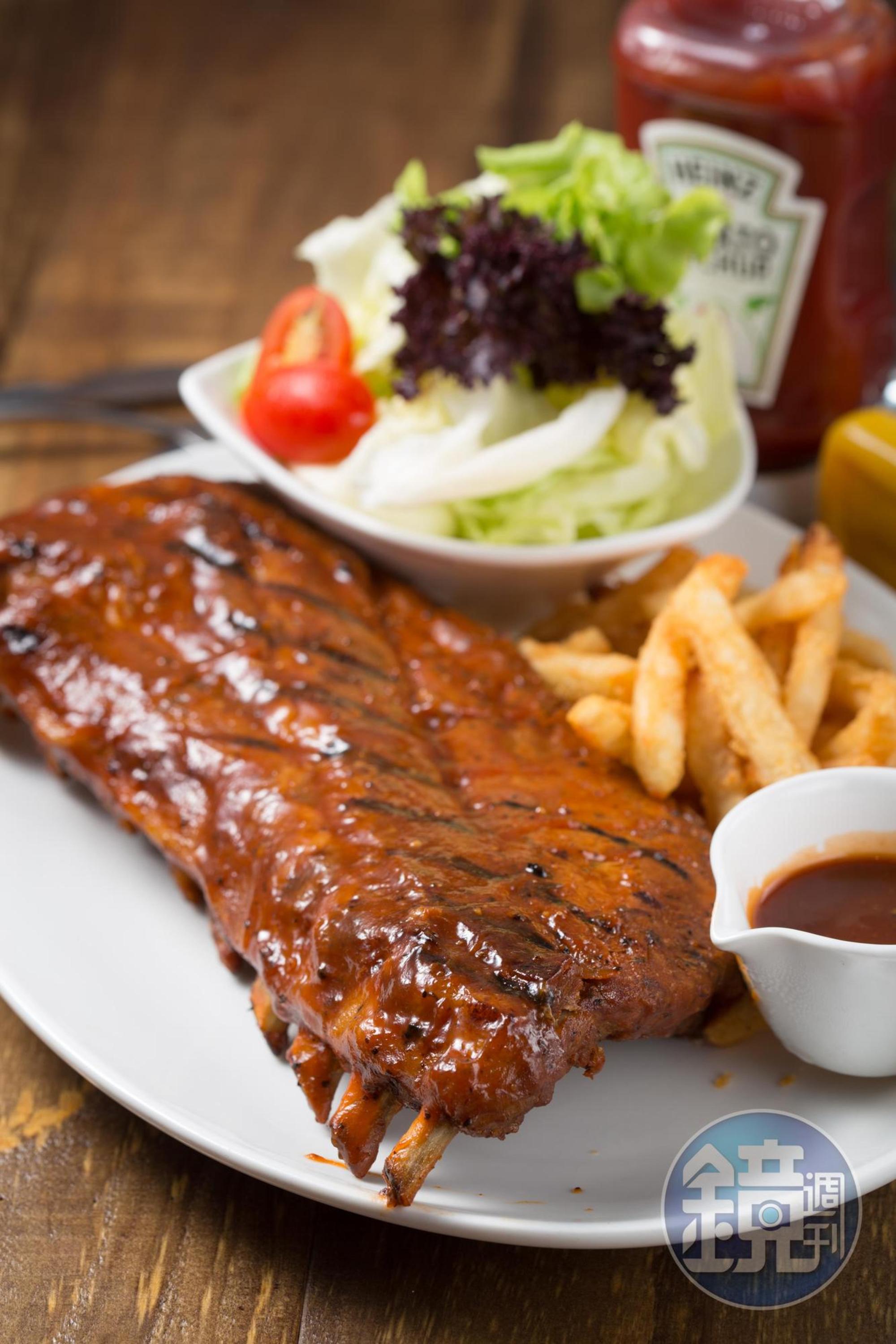 「碳烤BBQ豬肋排」以10多種香料提味,滋味鹹甜交融帶煙燻味。(950元/全份)