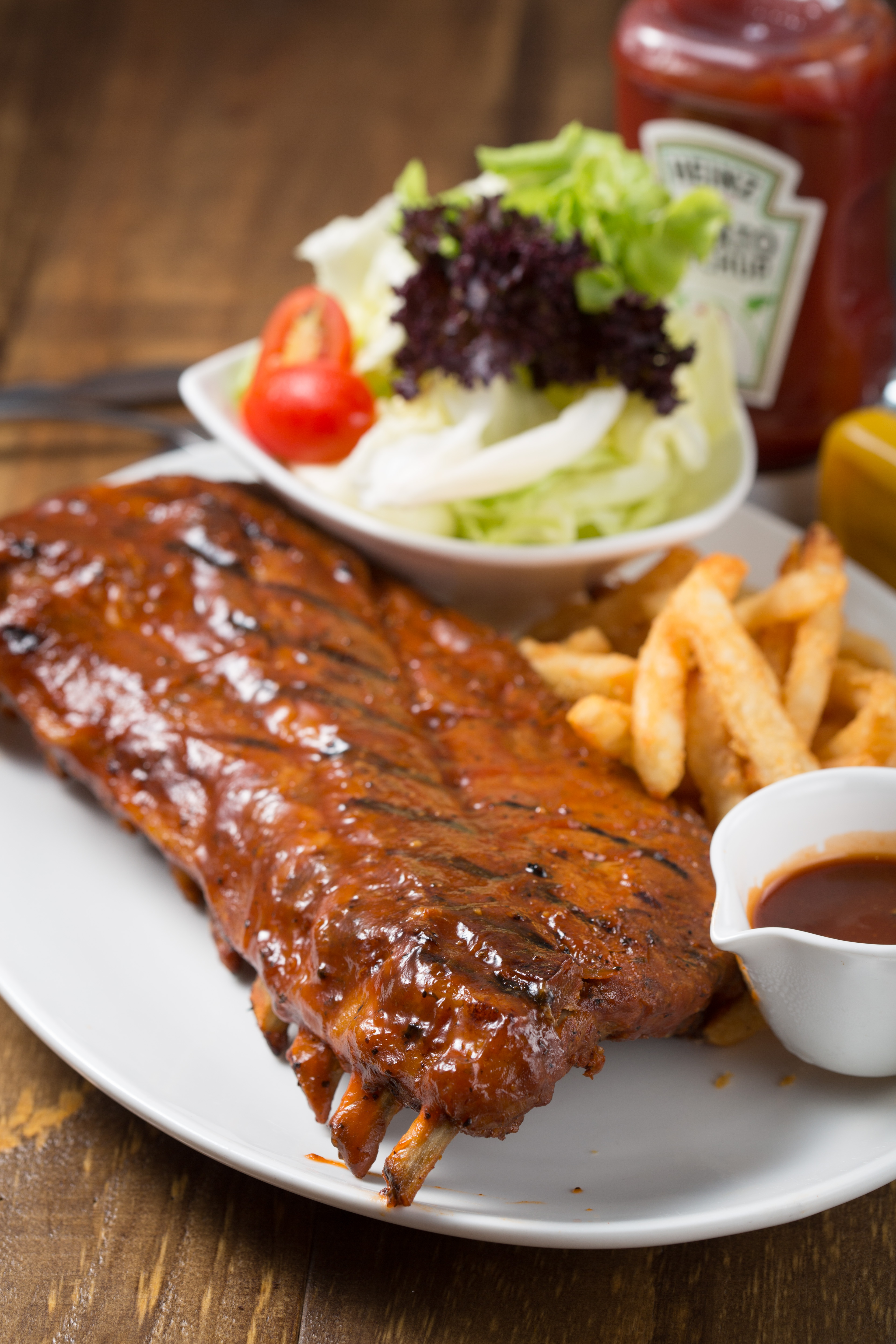 「碳烤BBQ豬肋排」以10多種香料提味，滋味鹹甜交融帶煙燻味。（950元／全份）