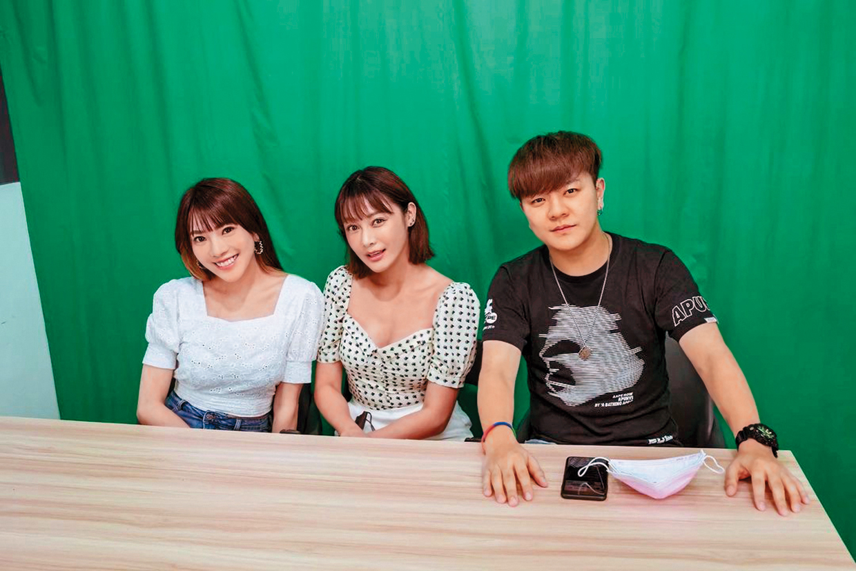 小優（左）和曾治豪（右）搭檔主持直播節目《奇幻直播間》，首播時邀請多張明星臉的莫棠予（中）擔任嘉賓。（翻攝自奇幻直播間IG）