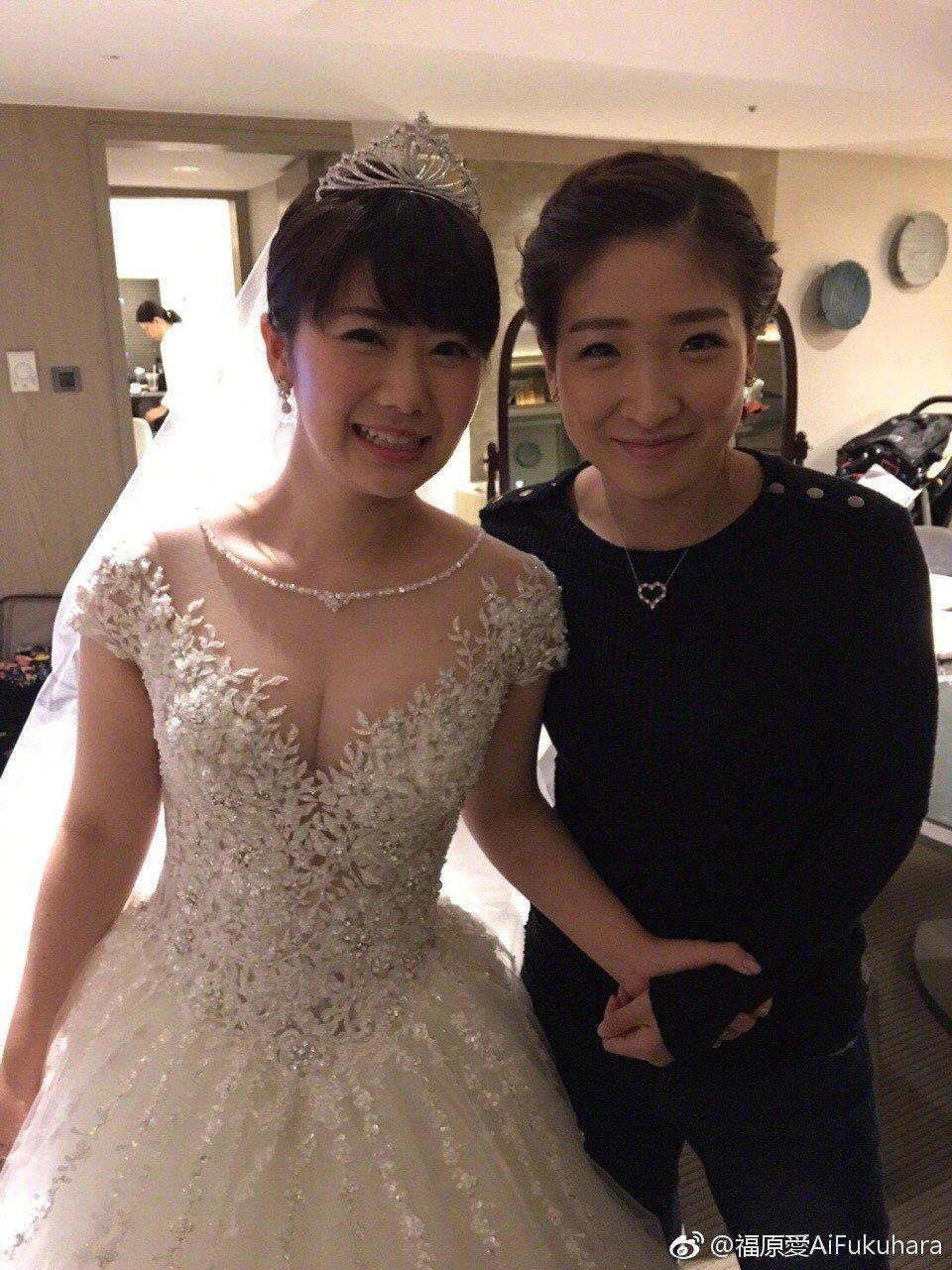 福原愛當年結婚時,邀請閨密劉詩雯擔任伴娘。(翻攝自福原愛微博)
