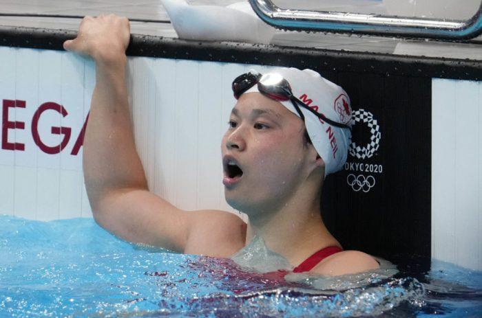麥可妮爾以0.05秒之差奪下東奧女子百米蝶式項目金牌。(翻攝自推特Swimming World)