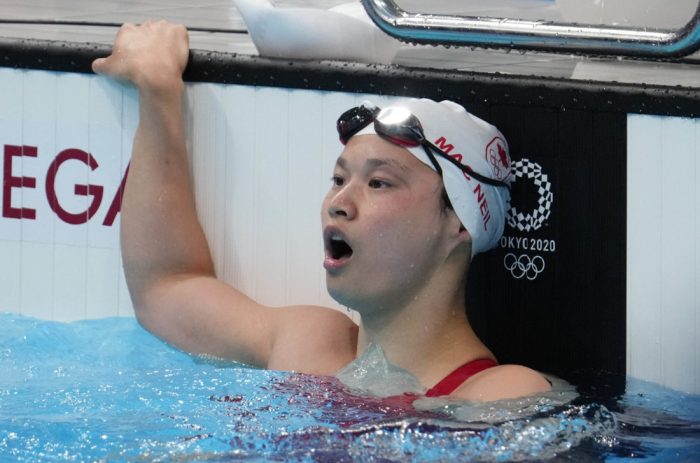 麥可妮爾以0.05秒之差奪下東奧女子百米蝶式項目金牌。（翻攝自推特Swimming World）
