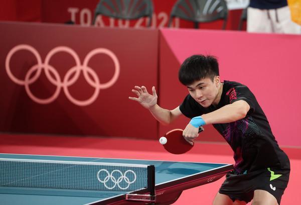 年僅19歲的林昀儒於桌球男子單打第3輪賽事中對上瑞典選手卡爾伯格。(體育署提供)