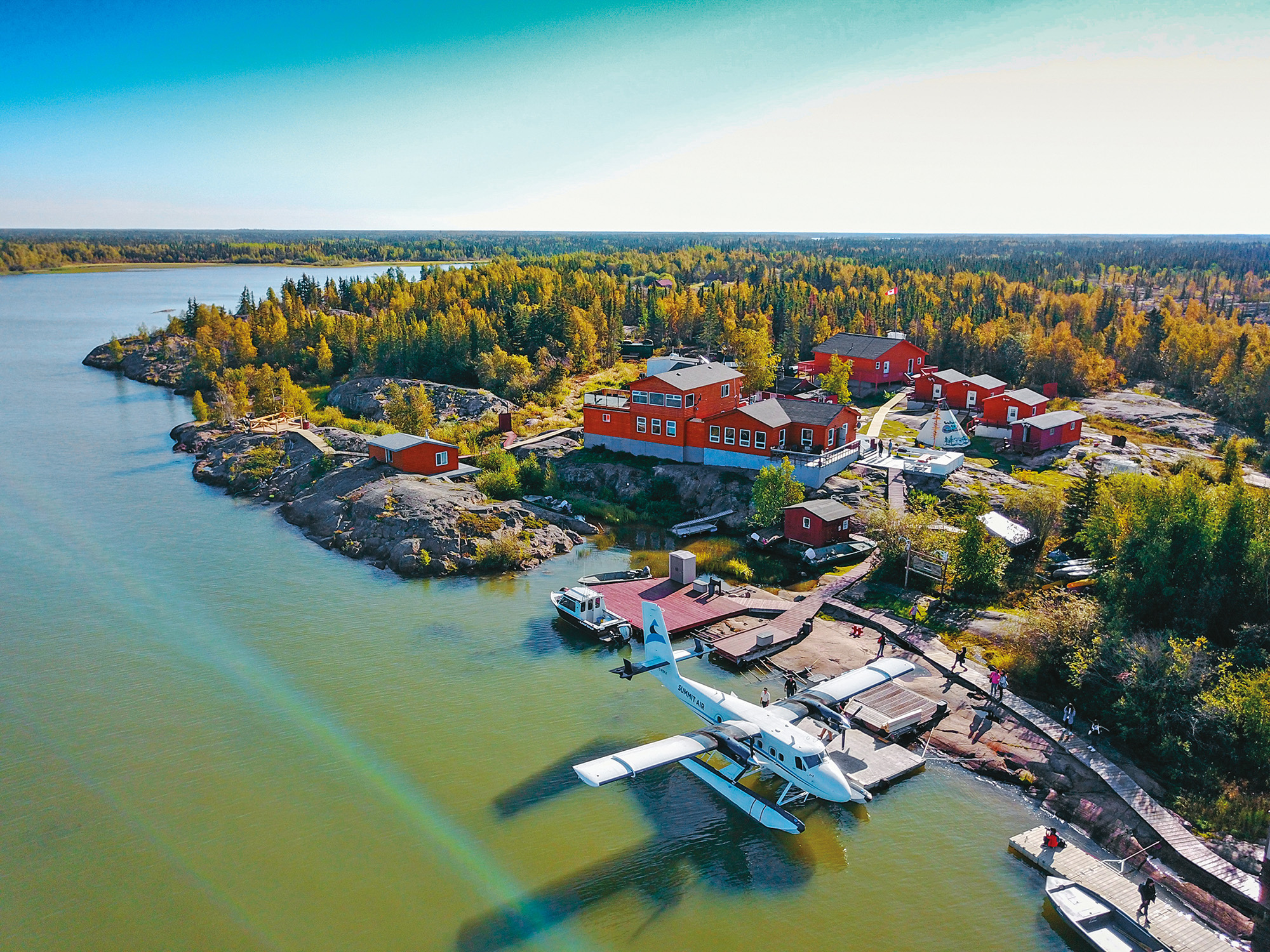 「Trout Rock Lodge」座落在大奴湖畔旁的Enodah島上。
