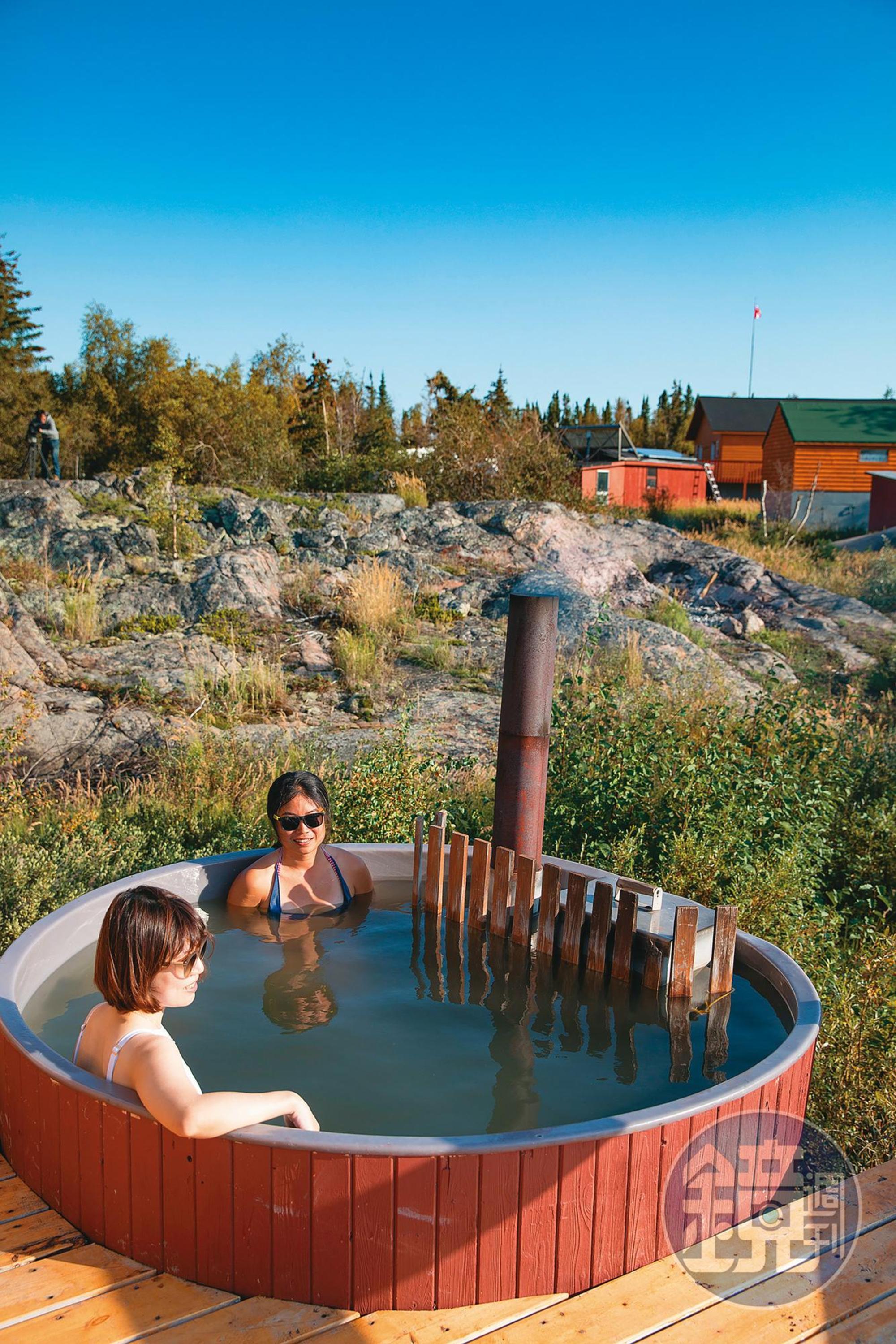 Lodge主人打造戶外浴池，很適合涼爽的夏末秋初，一邊泡澡一邊欣賞周圍美景。