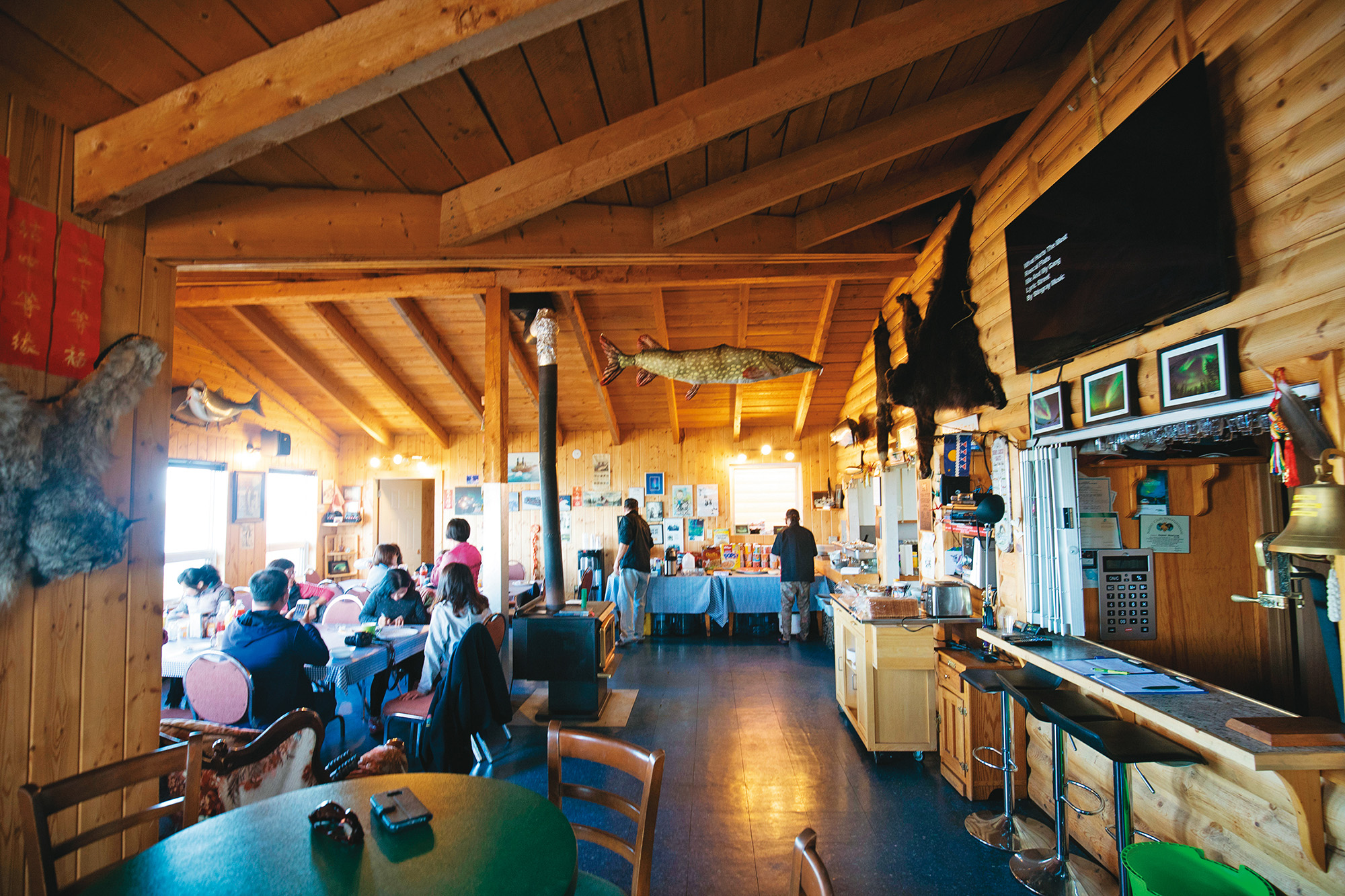 Trout Rock Lodge的餐廳，也是島上解決一日三餐的地方。