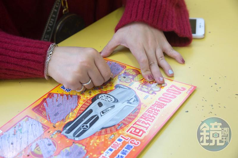 一位美國五寶媽在等外送訂單期間,刮出了獎金高達新台幣約700萬元的刮刮樂。(示意圖,本刊資料照)