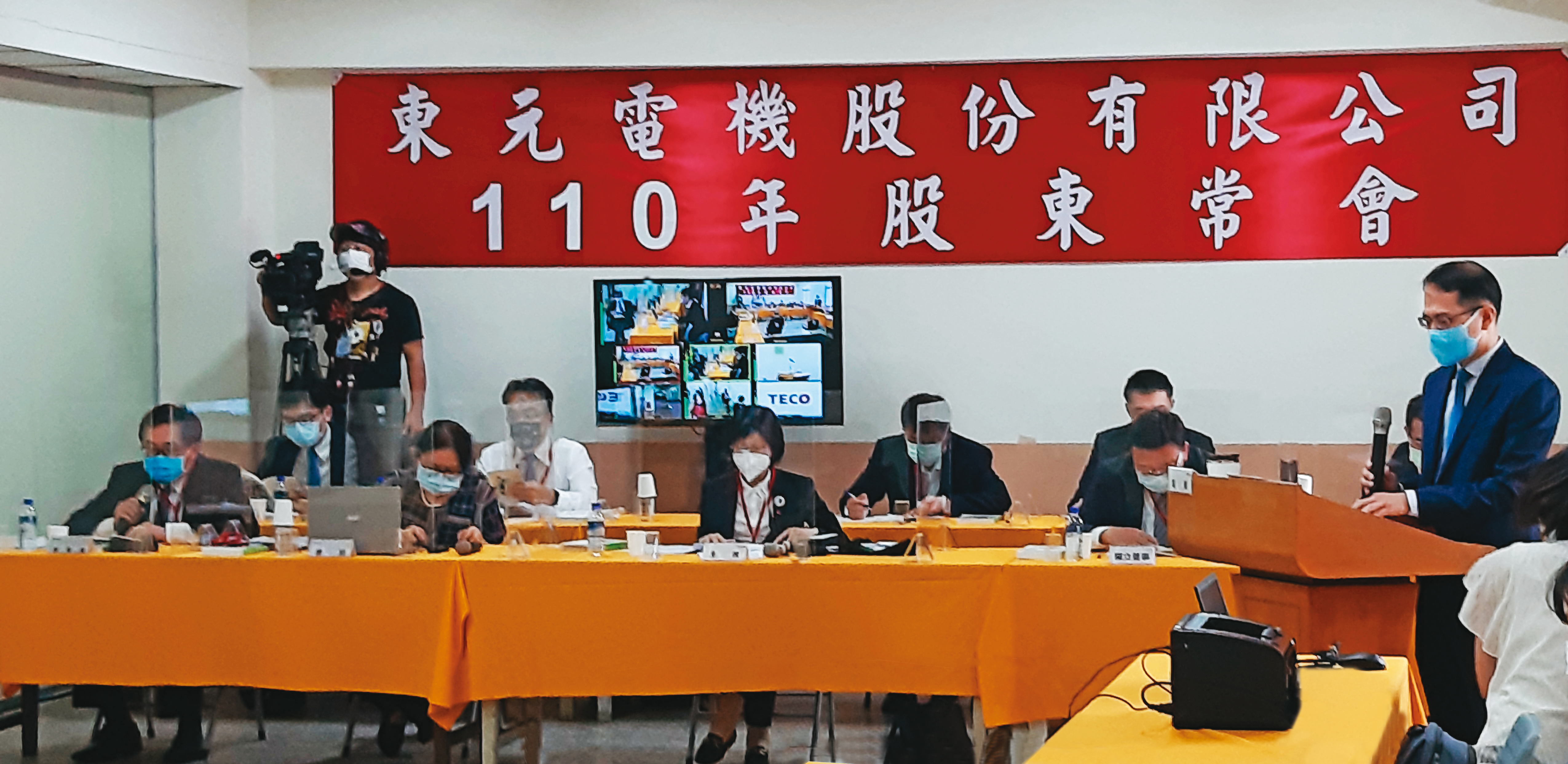 東元股東嗆公司派發言程序不公，被邱純枝以「一切合法」帶過。（讀者提供）