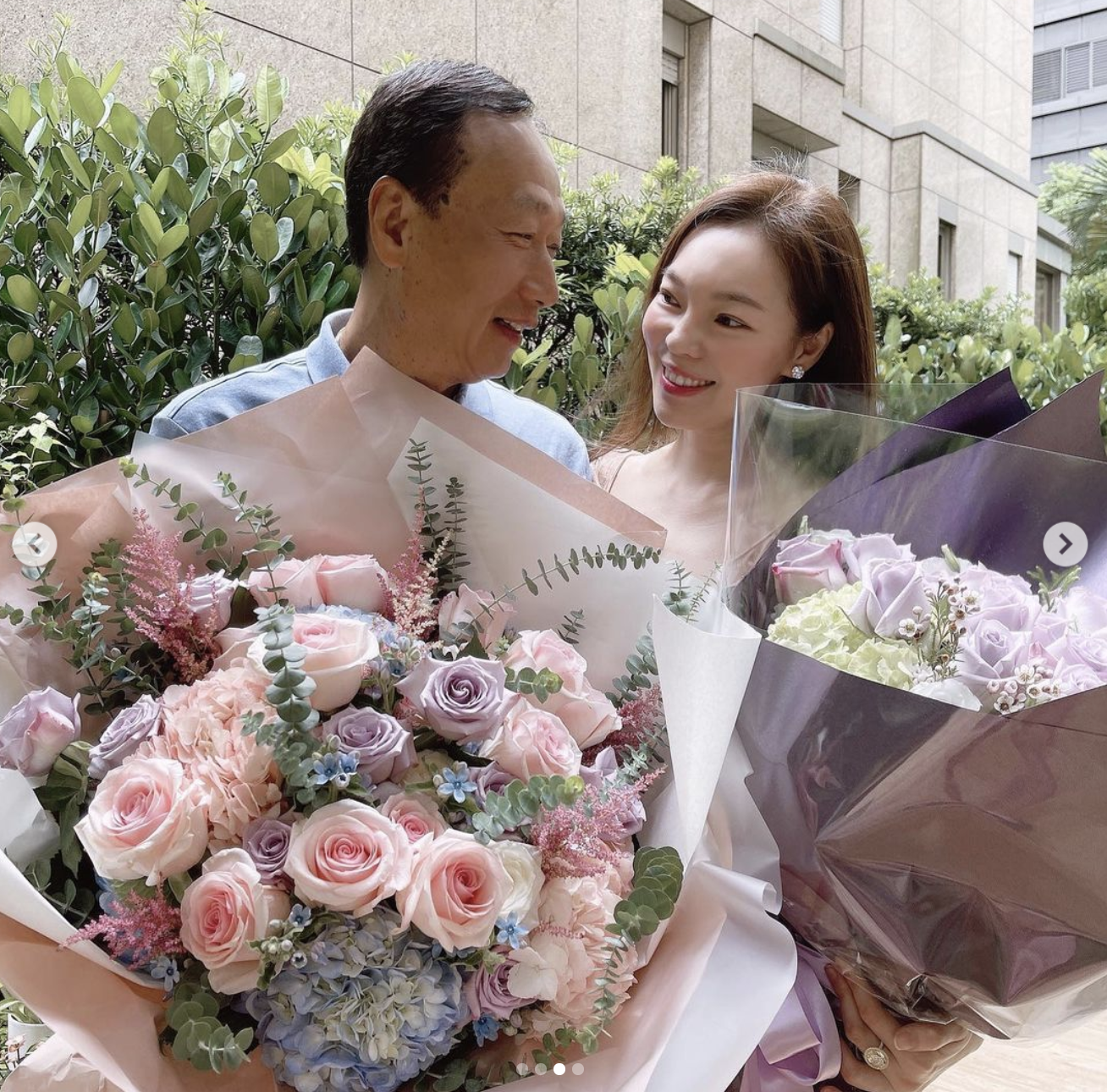 郭台銘、曾馨瑩慶「花邊婚」,拿著花束曬恩愛。(翻攝曾馨瑩IG)