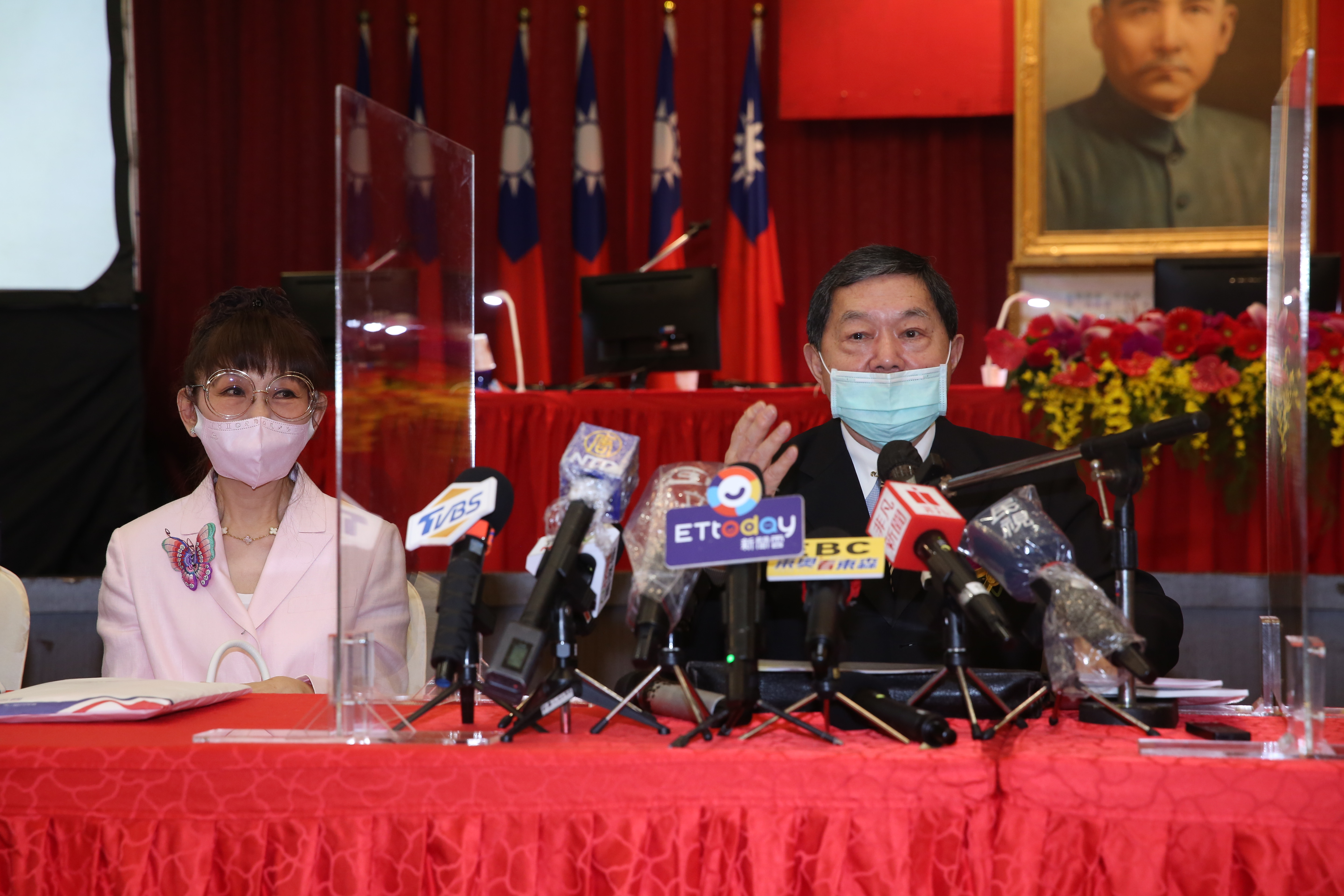 遠百今(27)日舉行股東會,由董事長徐旭東、總經理徐雪芳領軍召開。