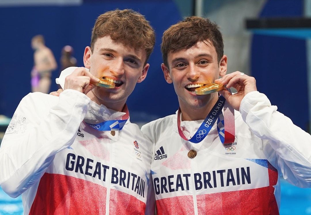湯姆（右）與搭擋麥特在男子雙人高台跳水項目中，擊敗中國隊奪金。（翻攝Tom Daley IG）