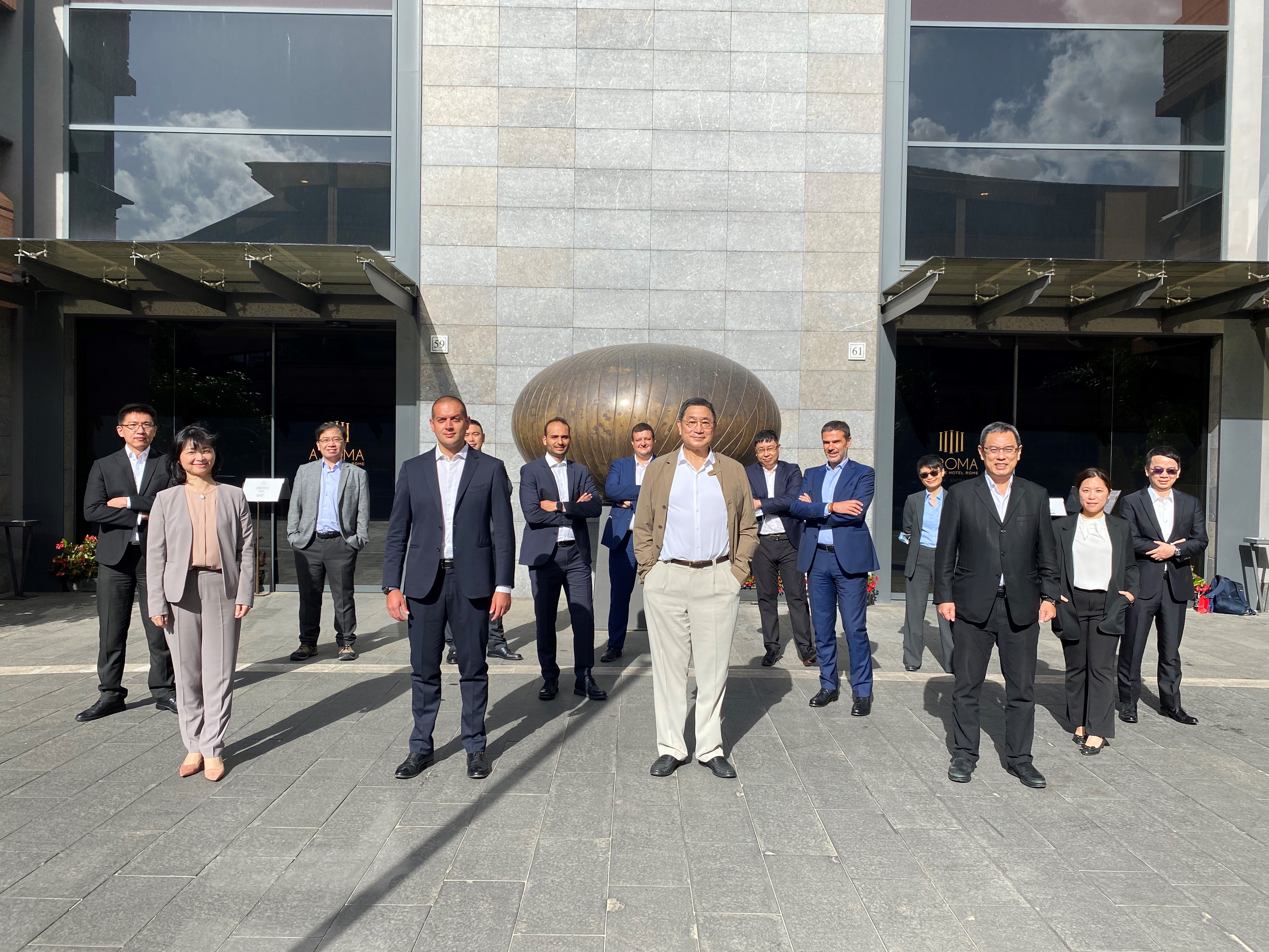 台泥企業團董事長張安平(中)與總經理李鐘培(前排右一),與新夥伴NHΩA CEO Carlalberto Guglielminotti (前排右三)及團隊成員在義大利合照。(台泥提供)