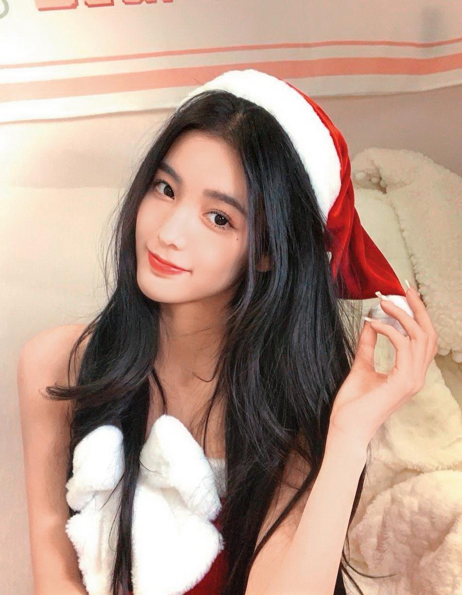 網紅「小怡同學」在都美竹事件後,已把微博內容全部刪除。(翻攝自小怡同學微博)
