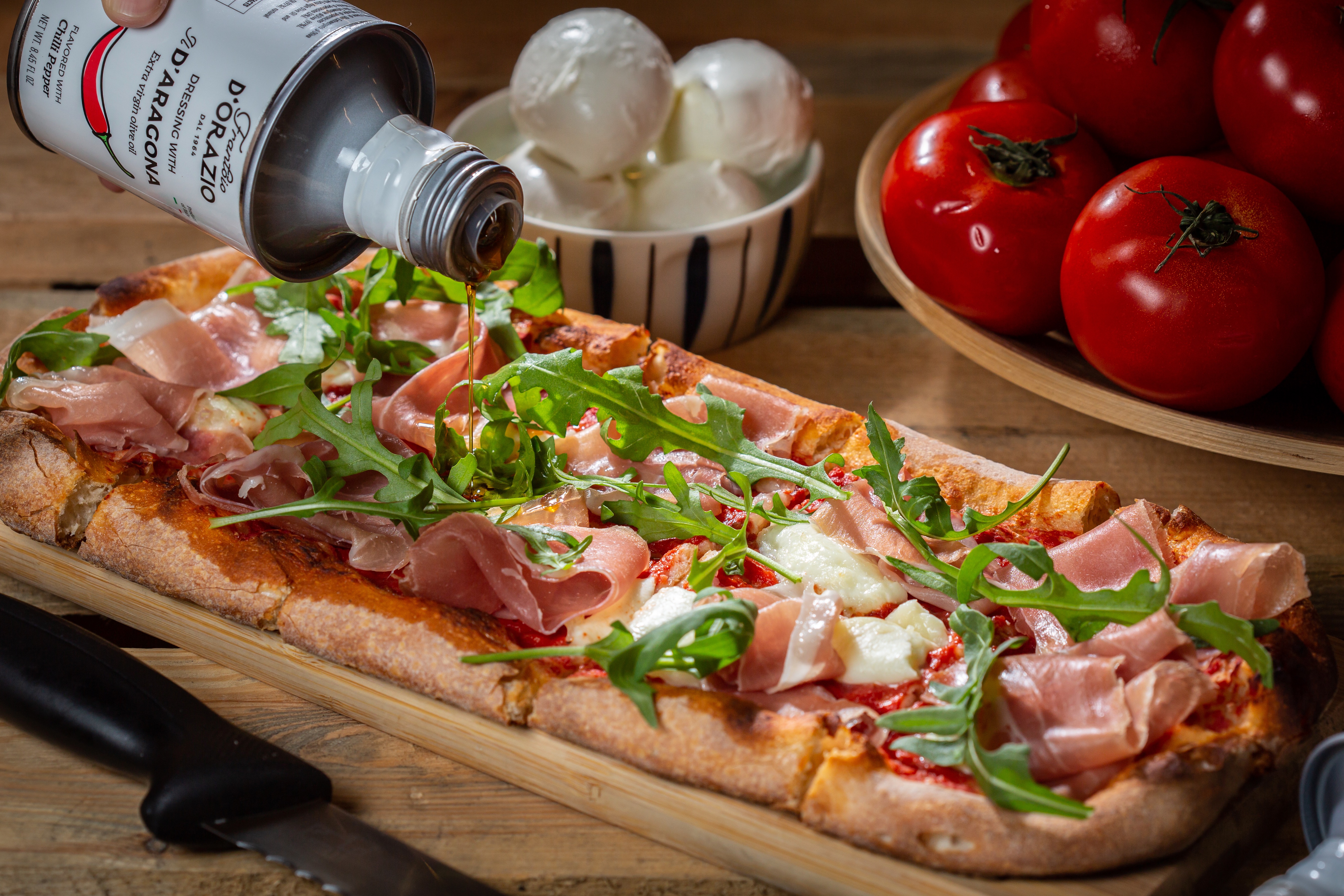 「Prosciutto & Rocket Pizza」鋪上帕馬火腿和清香解膩的芝麻葉，辣椒橄欖油停售。（440元／份）