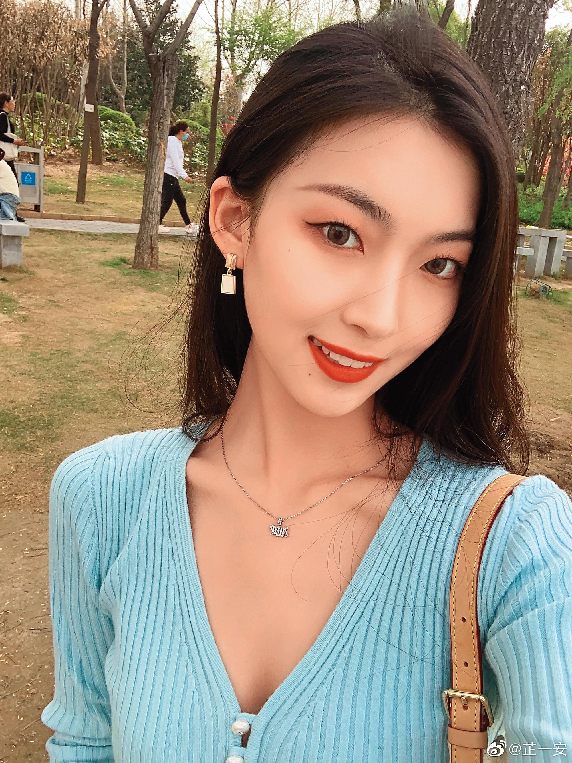 女網友芷一安曬出與自稱吳亦凡工作人員的邀約對話,提及年齡時對方補了一句,「1999年的年紀也還行,實際2000年到2002年出生的最好。」(翻攝自芷一安微博)