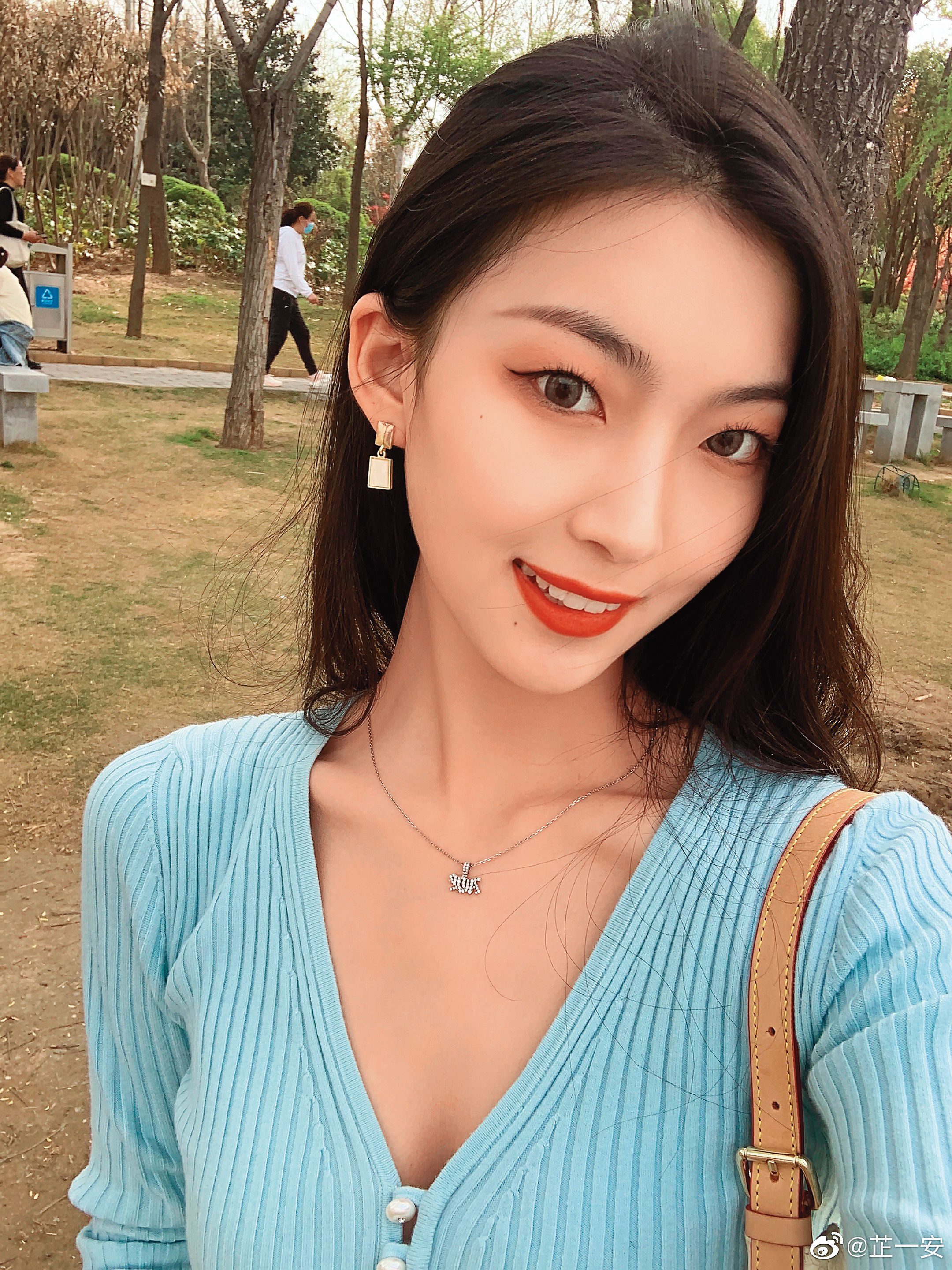 女網友芷一安曬出與自稱吳亦凡工作人員的邀約對話,提及年齡時對方補了一句,「1999年的年紀也還行,實際2000年到2002年出生的最好。」(翻攝自芷一安微博)