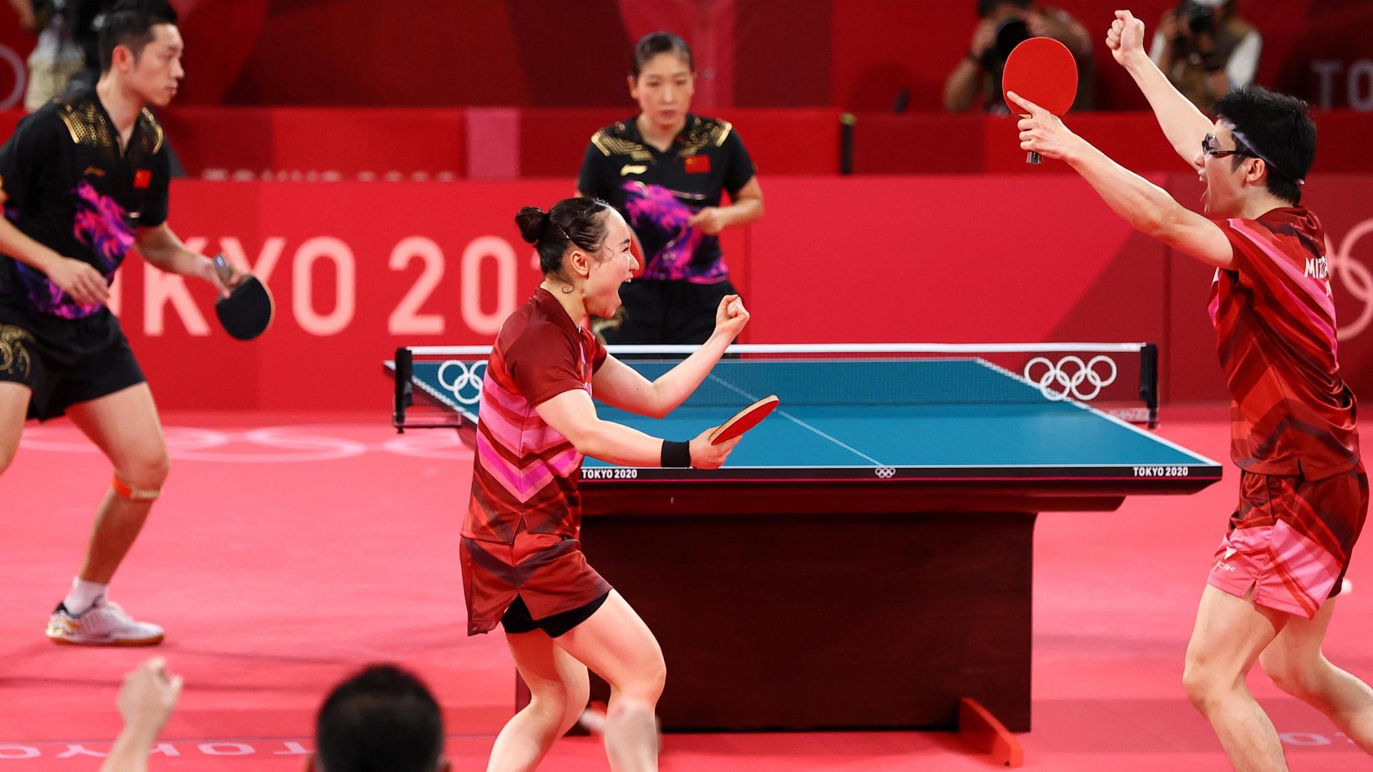 日本組合水谷隼(右1)與伊藤美誠在激戰7局後,成功擊敗中國的劉詩雯與許昕,贏得桌球混雙金牌。(東方IC)