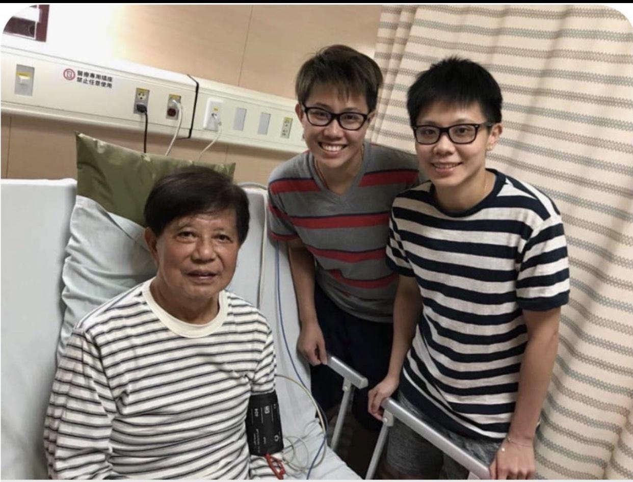桌球好手鄭怡靜、姊姊前往醫院探望恩師林忠雄。(翻攝自PTT)