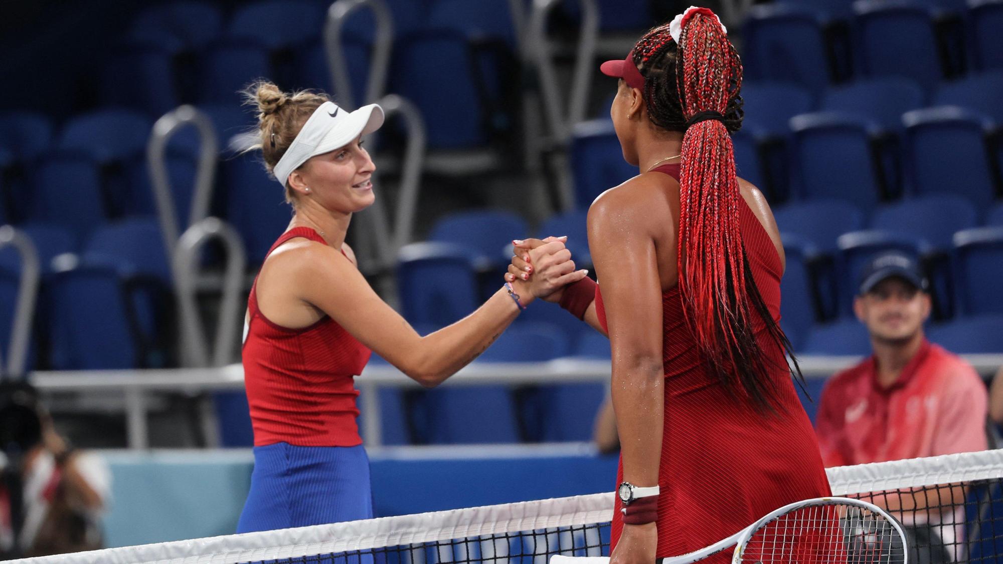 22歲的萬卓索娃（左）狙擊日本奪金熱門大坂直美。（翻攝AustralianOpen推特）