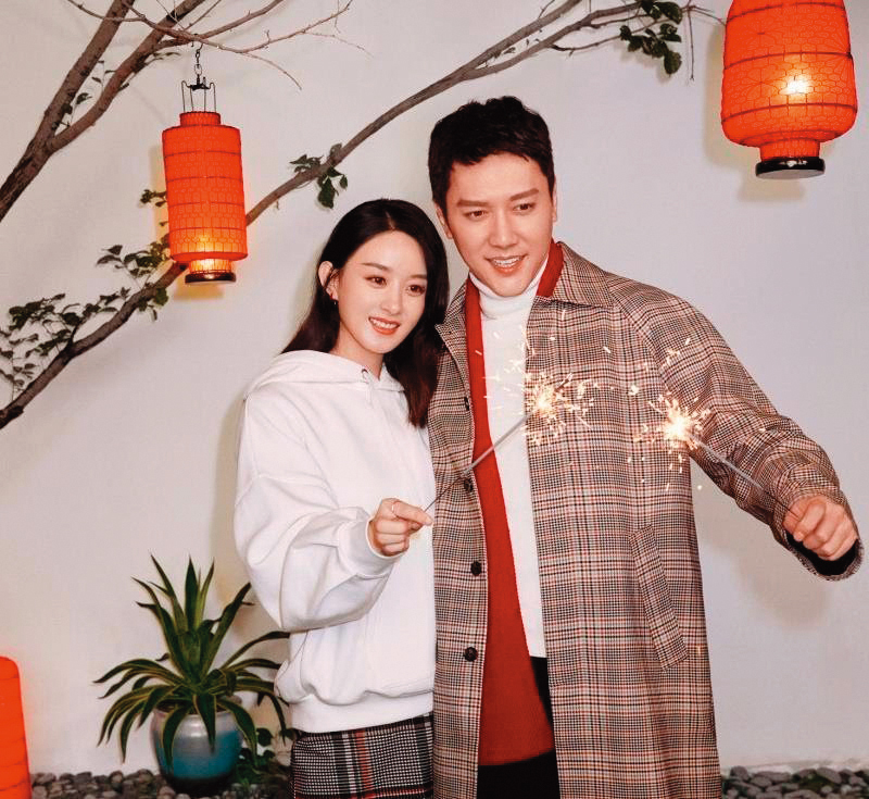 趙麗穎首度與馮紹峰合體代言服裝系列，也遭爆料是為後來上夫妻綜藝鋪路試水溫，但如今兩人已離婚。（微博圖片）