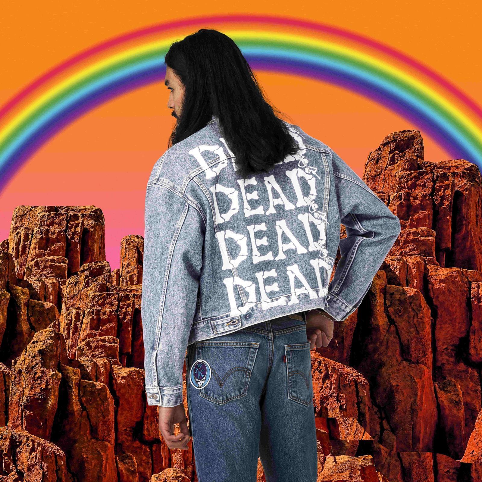 運用Dead圖樣及各種色彩的紮染效果，不僅向樂團成就致敬，也重現過去多年來他們的音樂為無數人帶來的喜悅。（LEVI’S®提供）