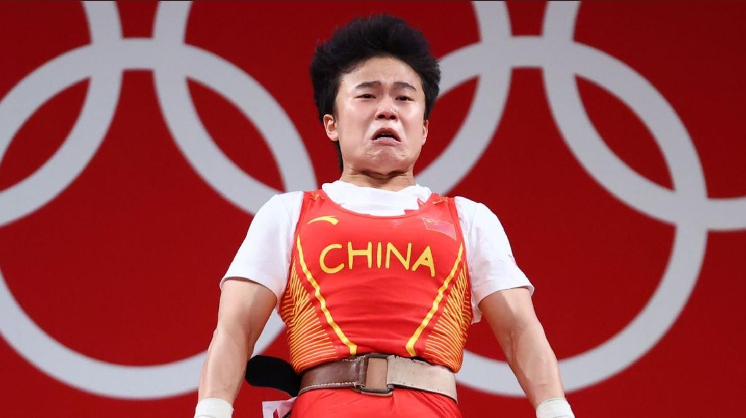 中國選手侯志慧舉重時的照片意外引發熱議。(翻攝中國駐斯里蘭卡大使館推特)