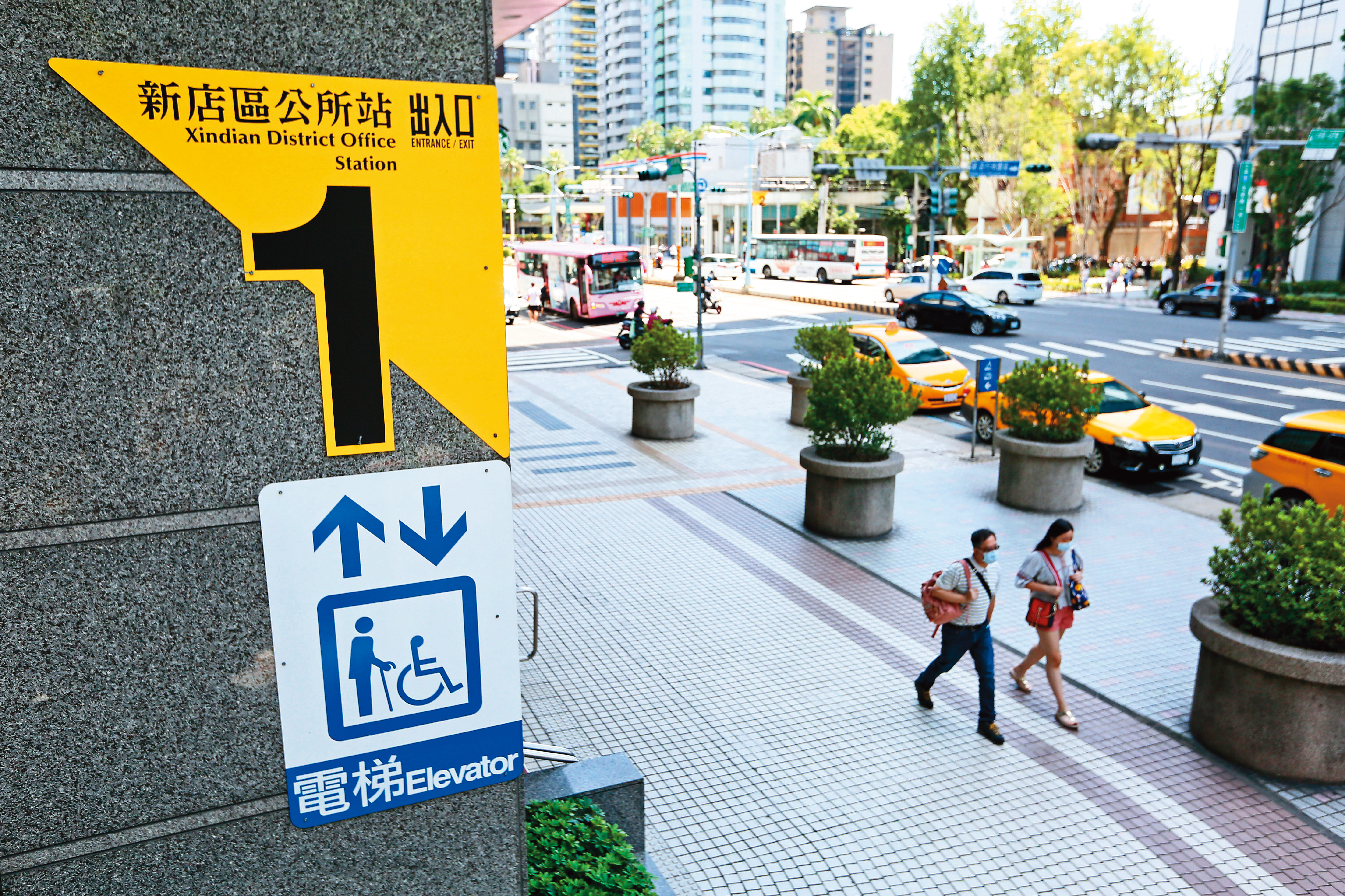 謝姓港商在新店區公所捷運站（圖）附近的知名餐館，宴請張哲平及其他退役高官，毫不忌憚調查局就在一旁。