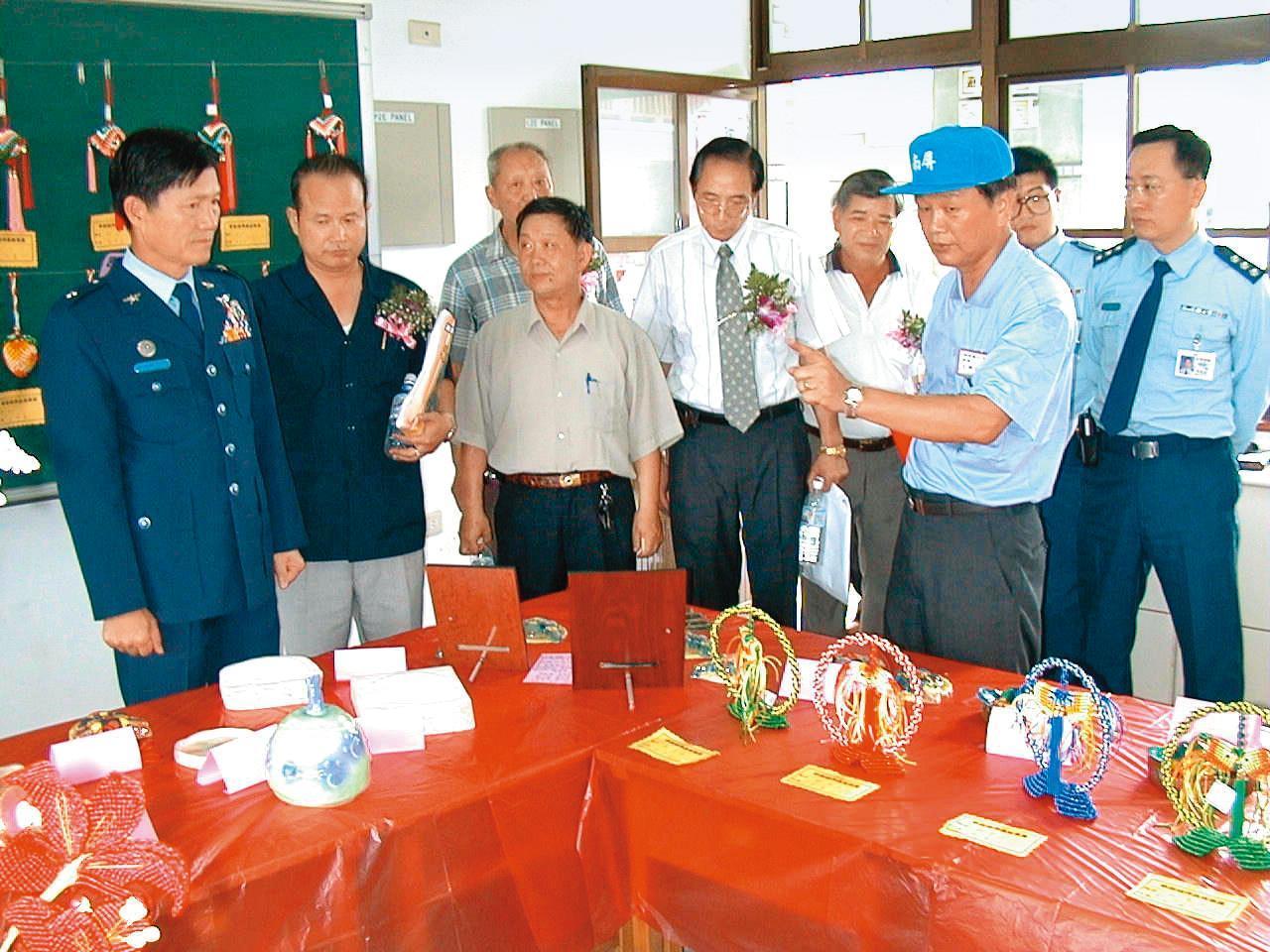 前身為空軍子弟學校的宜蘭市南屏國小在2000年6月間舉辦50週年校慶,空軍總部指派少將錢耀棟(左1)專程道賀。(聯合知識庫)