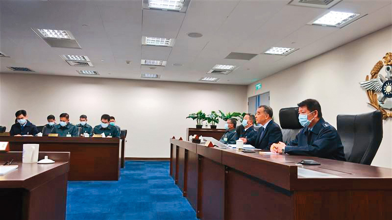 國防部長邱國正（右2）今年3月主持廉政工作會報，一再強調維護軍紀安全，時任副部長張哲平（右1）也列席參加。（軍聞社）