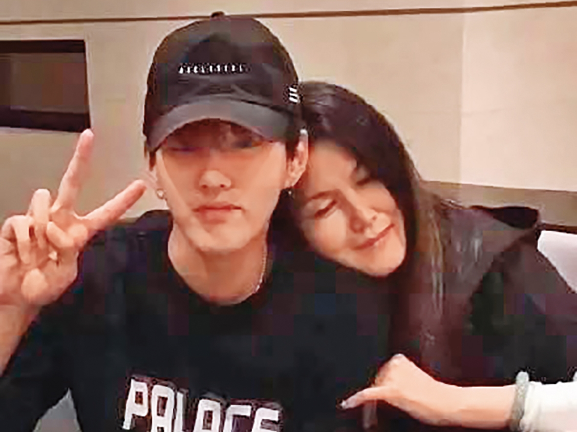 10歲父母離異之後，吳亦凡（左）與媽媽吳秀芹（右）在加拿大相依為命，也讓他有了「媽寶」的封號。（翻攝自新浪娛樂微博）