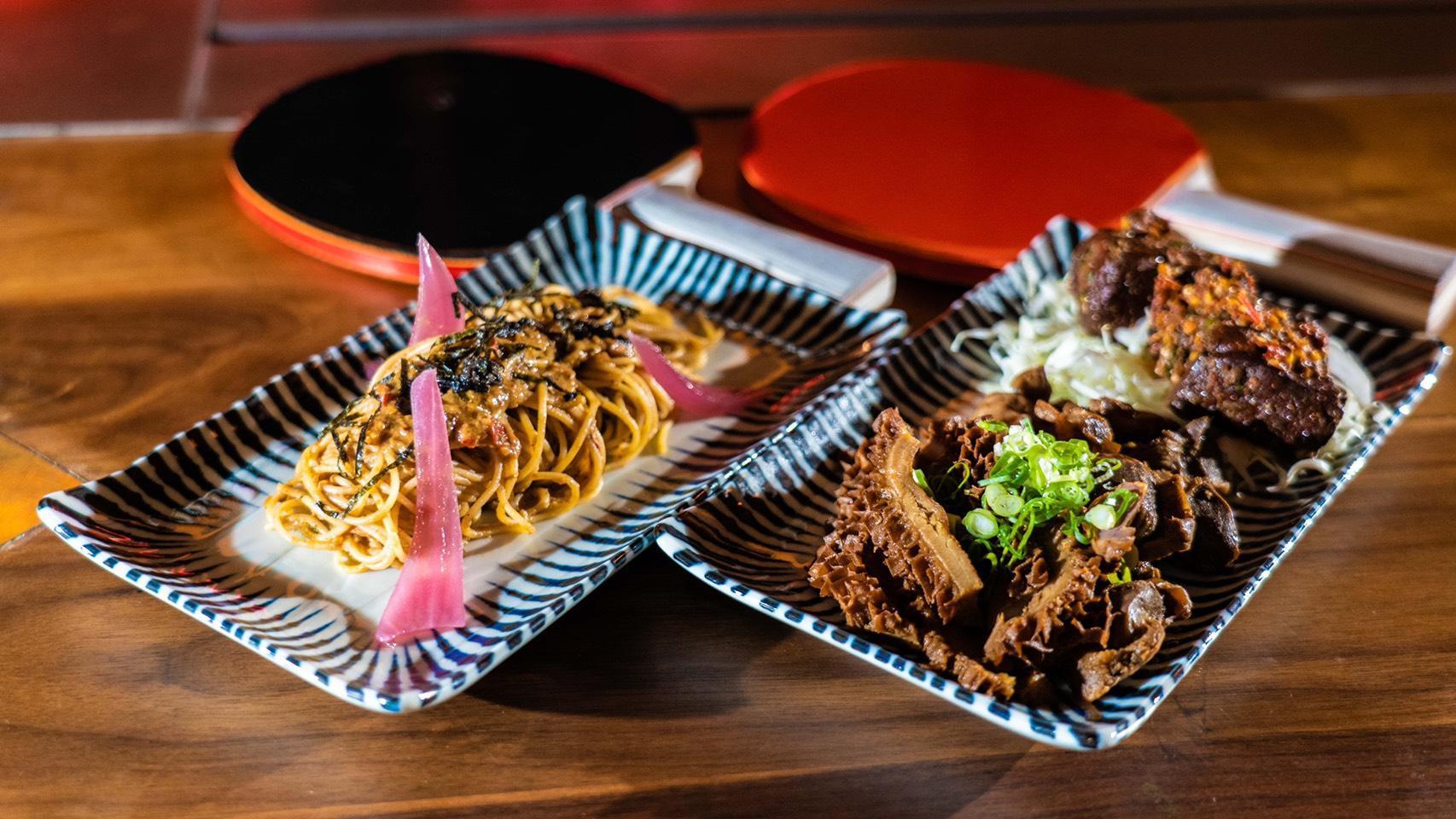 「松露麻醬天使涼麵」（左起）配「招牌辣拌滷豆干」「老滷牛肚雞胗」，超級對味。（FirePlay × HiBoRu提供）