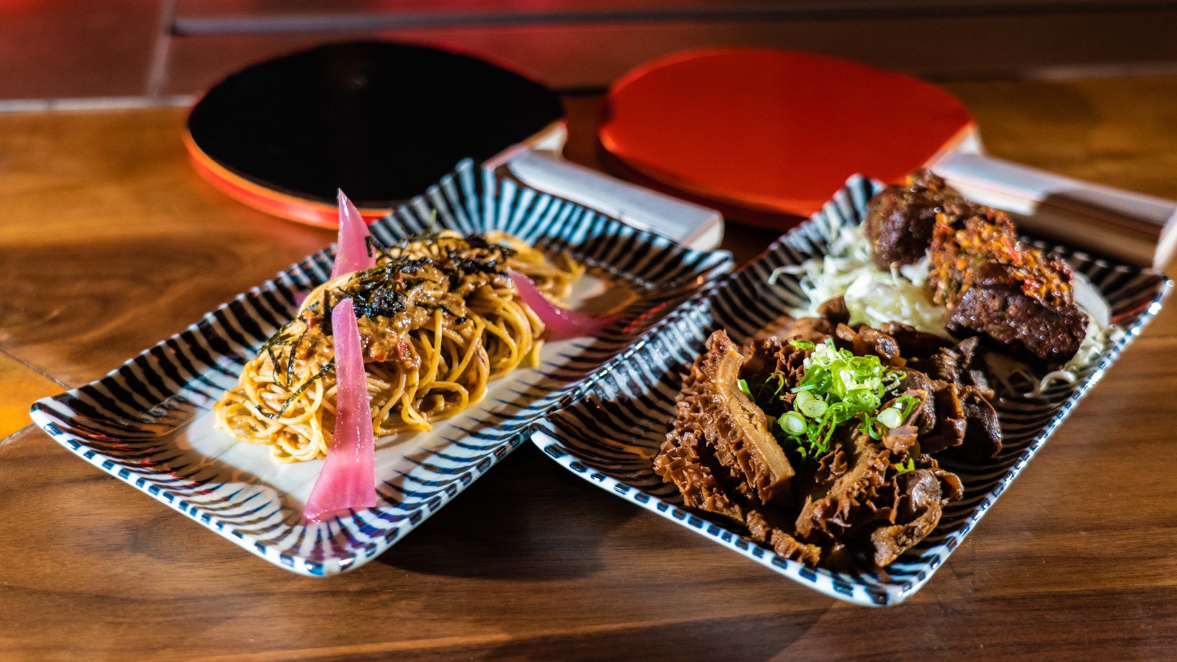 「松露麻醬天使涼麵」（左起）配「招牌辣拌滷豆干」「老滷牛肚雞胗」，超級對味。（FirePlay × HiBoRu提供）