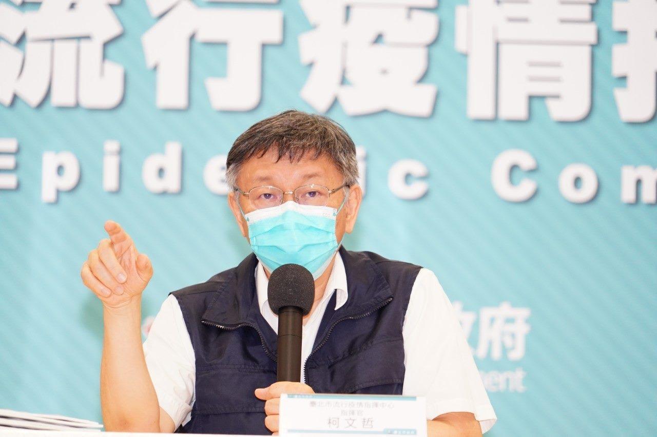 柯文哲在記者會上表示,現在COVID-19主要感染在50歲以下,「變成偏向年輕人的疾病」。(北市府提供)